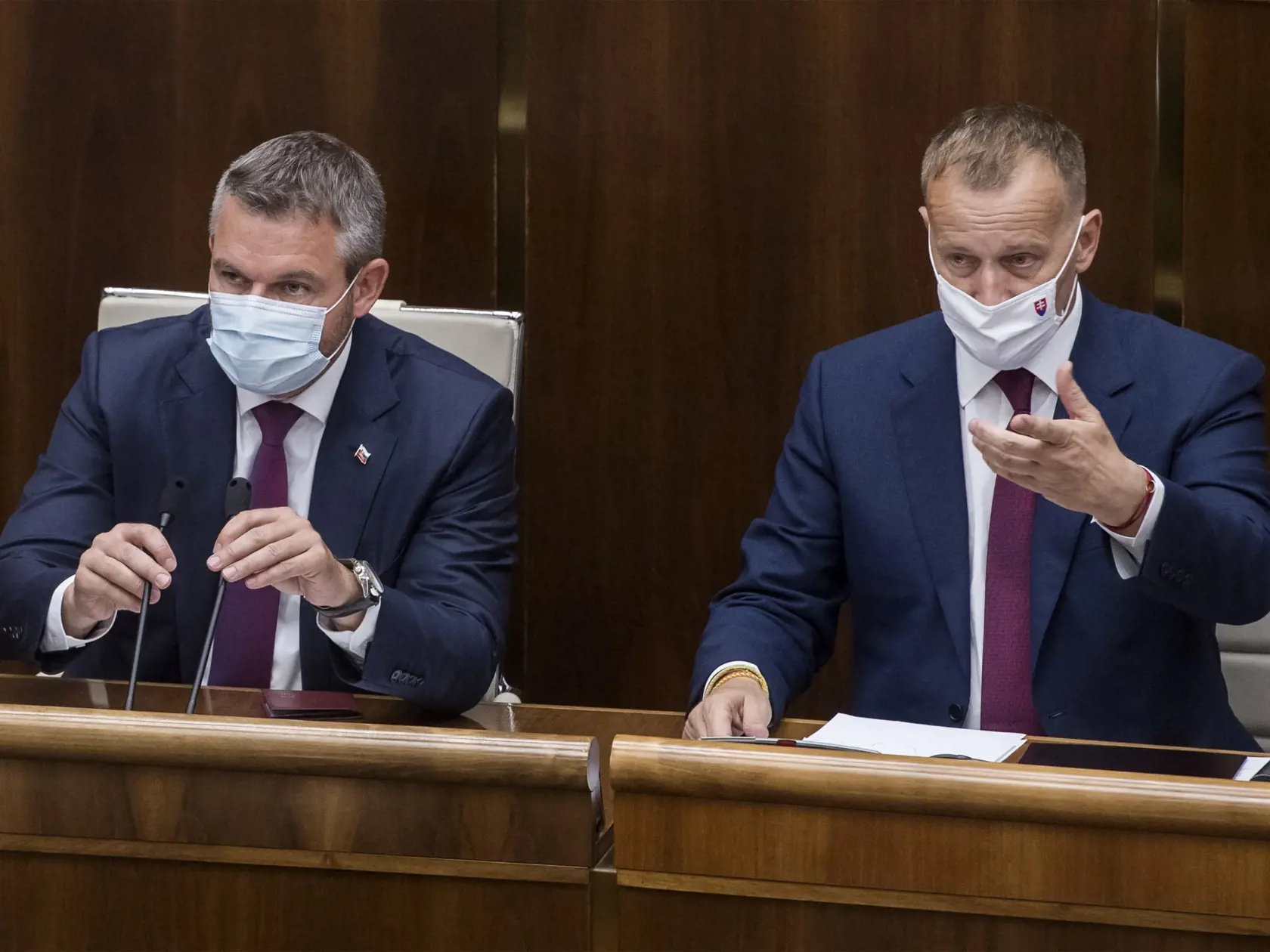 Na snímke je vpravo predseda parlamentu SR Boris Kollár (SME RODINA) a vľavo podpredseda parlamentu SR Peter Pellegrini (nezaradený) počas 9. schôdze NR SR.