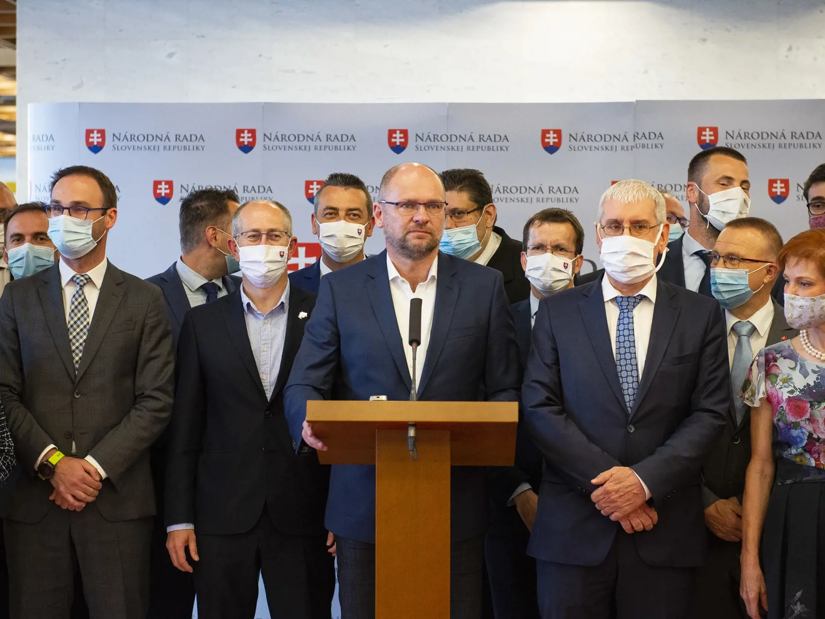 Na snímke je uprostred podpredseda vlády a minister hospodárstva SR Richard Sulík spolu s koaličnými poslancami počas tlačovej konferencie k schváleniu zákona o zlepšení podnikateľského prostredia počas rokovania 9. schôdze NR SR.