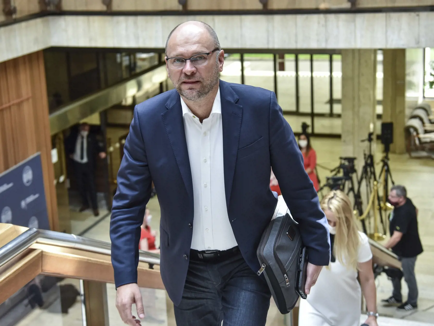 Na snímke je podpredseda vlády SR a minister hospodárstva Richard Sulík (SaS) počas príchodu na 28. schôdzu vlády SR.