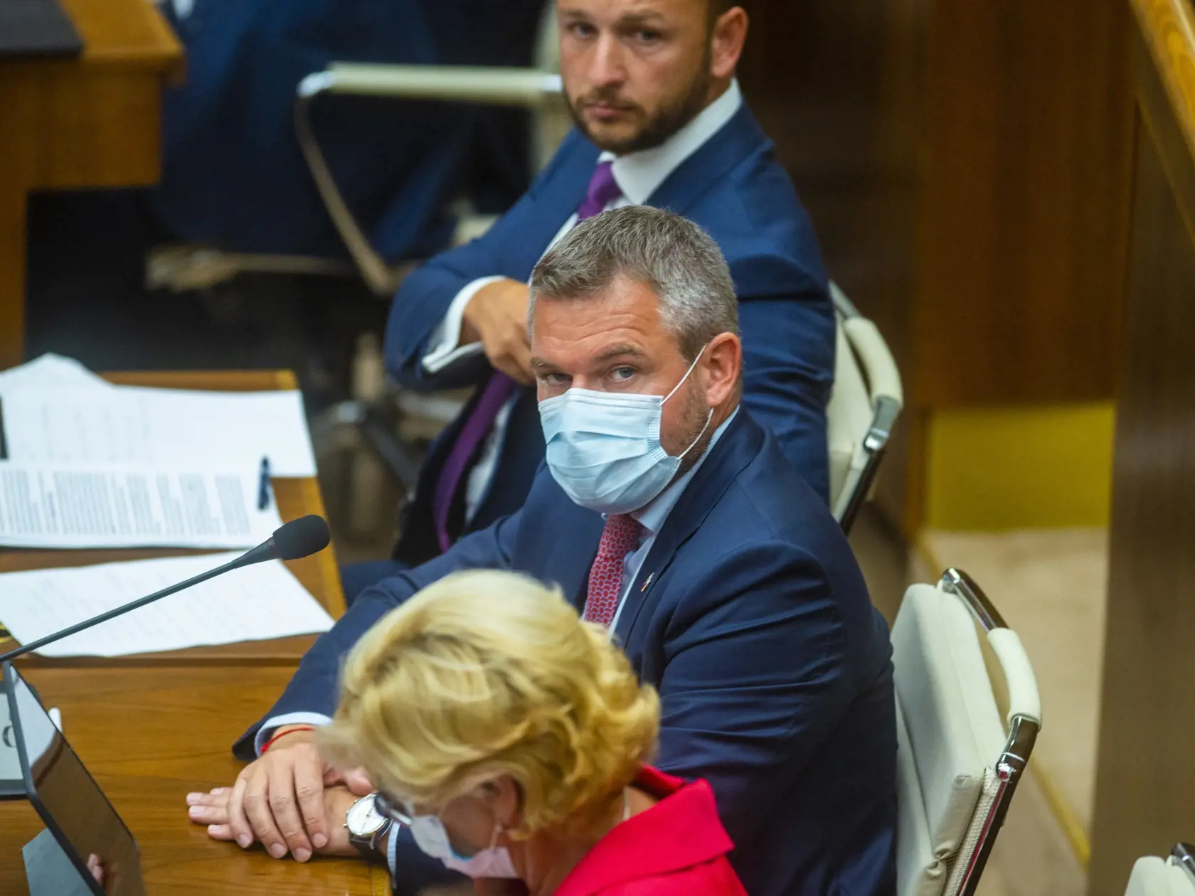 Na snímke sú nezaradení poslanci NR SR. Zľava je Matúš Šutaj Eštok, Peter Pellegrini  a Ľubica Laššáková  počas mimoriadnej schôdze.