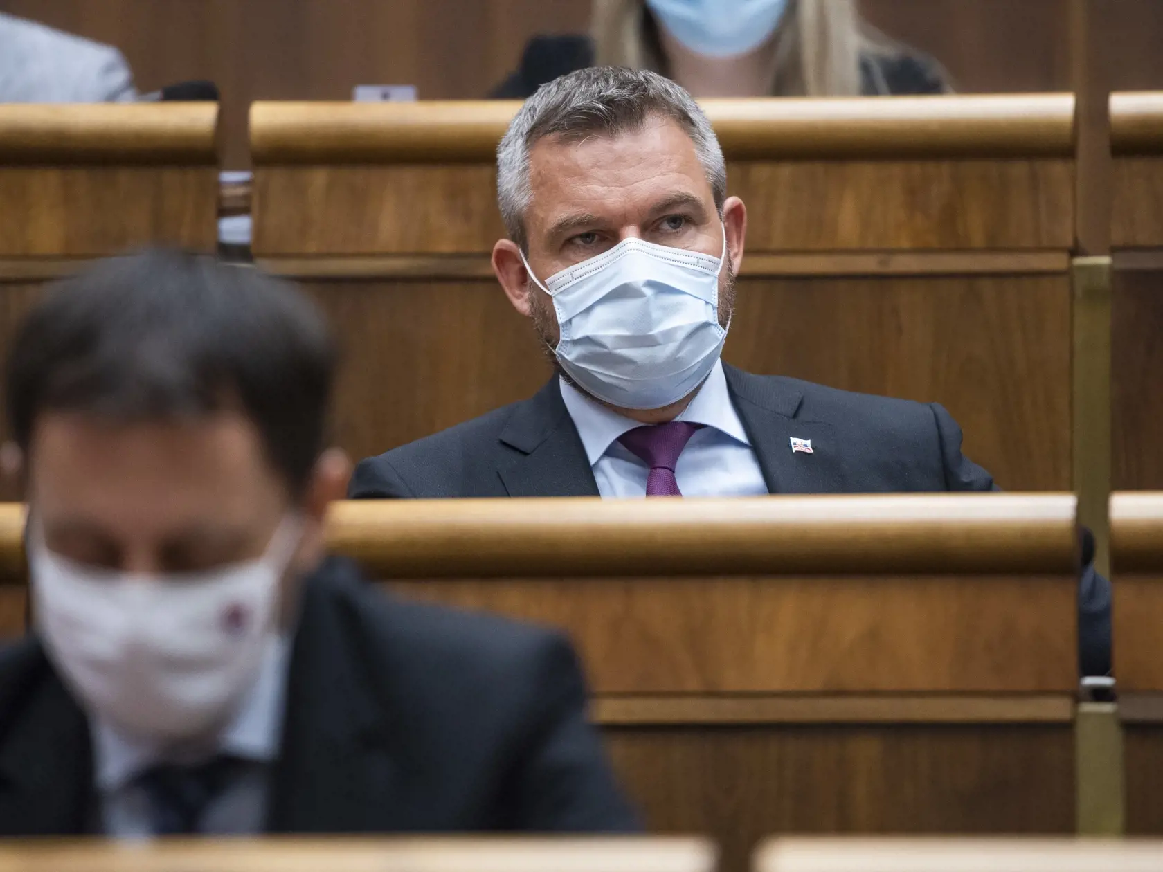 Na snímke je zľava minister financií SR Eduard Heger (OĽaNO) a podpredseda NR SR Peter Pellegrini (SMER-SD) počas hlasovania o programovom vyhlásení vlády na 6. rokovaní NR SR.