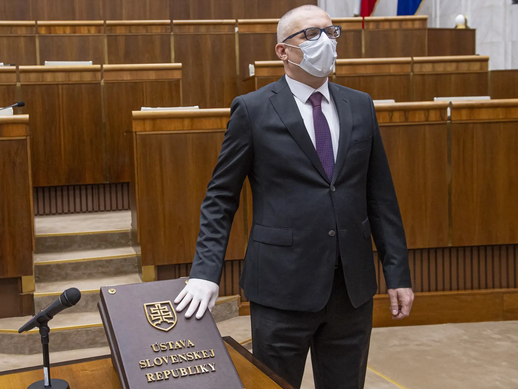 Na snímke Miroslav Kollár (Za ľudí) s ochranným rúškom a rukavicami skladá poslanecký sľub počas ustanovujúcej schôdze Národnej rady Slovenskej republiky (NR SR).