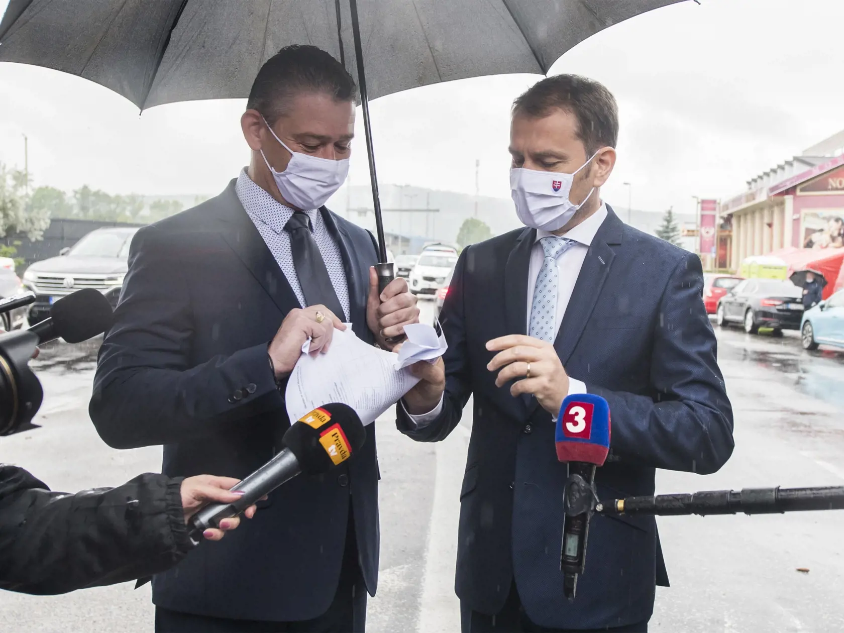 Na snímke vpravo predseda vlády SR Igor Matovič a vľavo minister vnútra SR Roman Mikulec symbolicky pretrhávajú formulár, ktorým sa občania SR museli preukázať pri vstupe do zahraničia a pri návrate do SR, 5. júna 2020 v Bratislave. FOTO TASR - Martin Baumann