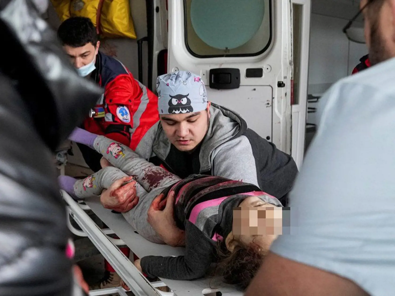 Vojna na Ukrajine si vyžiadala ďalšiu detskú obeť. V prístavnom meste Mariupoľ, kde sa Ukrajinci snažia odraziť ruský postup, vrazila v nedeľu do mestskej nemocnice sanitka so 6-ročným dievčaťom smrteľne zraneným pri ruskom ostreľovaní.