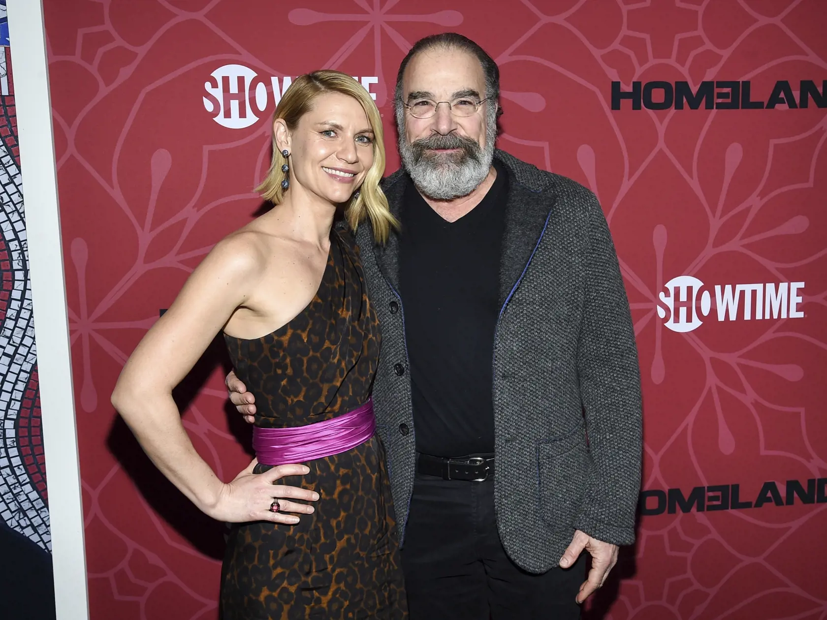 EBE 20 New York - Na snímke zľava herečka Claire Danesová (agentka CIA Carrie Mathisonová) a herec  Mandy Patinkin (Saul Berenson) prichádzajú na premiéru záverečnej ôsmej série televízneho seriálu Homeland (Zradca) v New Yorku v noci na 5. februára 2020. FOTO TASR/AP
Actors Claire Danes, left, and Mandy Patinkin attend Showtime's "Homeland" eighth and final season premiere at the Museum of Modern Art on Tuesday, Feb. 4, 2020, in New York. (Photo by Evan Agostini/Invision/AP)