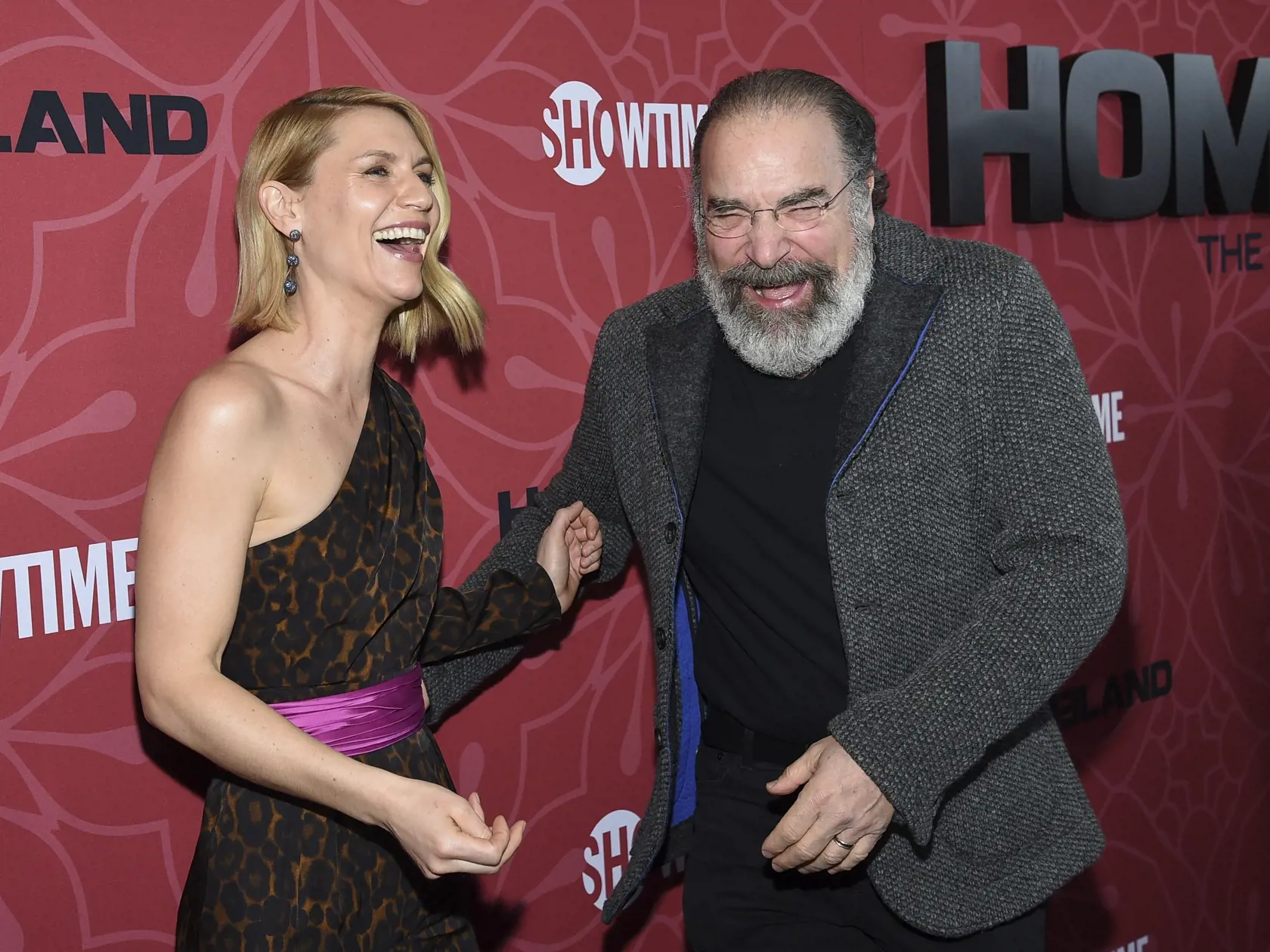 EBE 18 New York - Na snímke zľava herečka Claire Danesová (agentka CIA Carrie Mathisonová) a herec  Mandy Patinkin (Saul Berenson) prichádzajú na premiéru záverečnej ôsmej série televízneho seriálu Homeland (Zradca) v New Yorku v noci na 5. februára 2020. FOTO TASR/AP
Actors Claire Danes, left, and Mandy Patinkin attend Showtime's "Homeland" eighth and final season premiere at the Museum of Modern Art on Tuesday, Feb. 4, 2020, in New York. (Photo by Evan Agostini/Invision/AP)