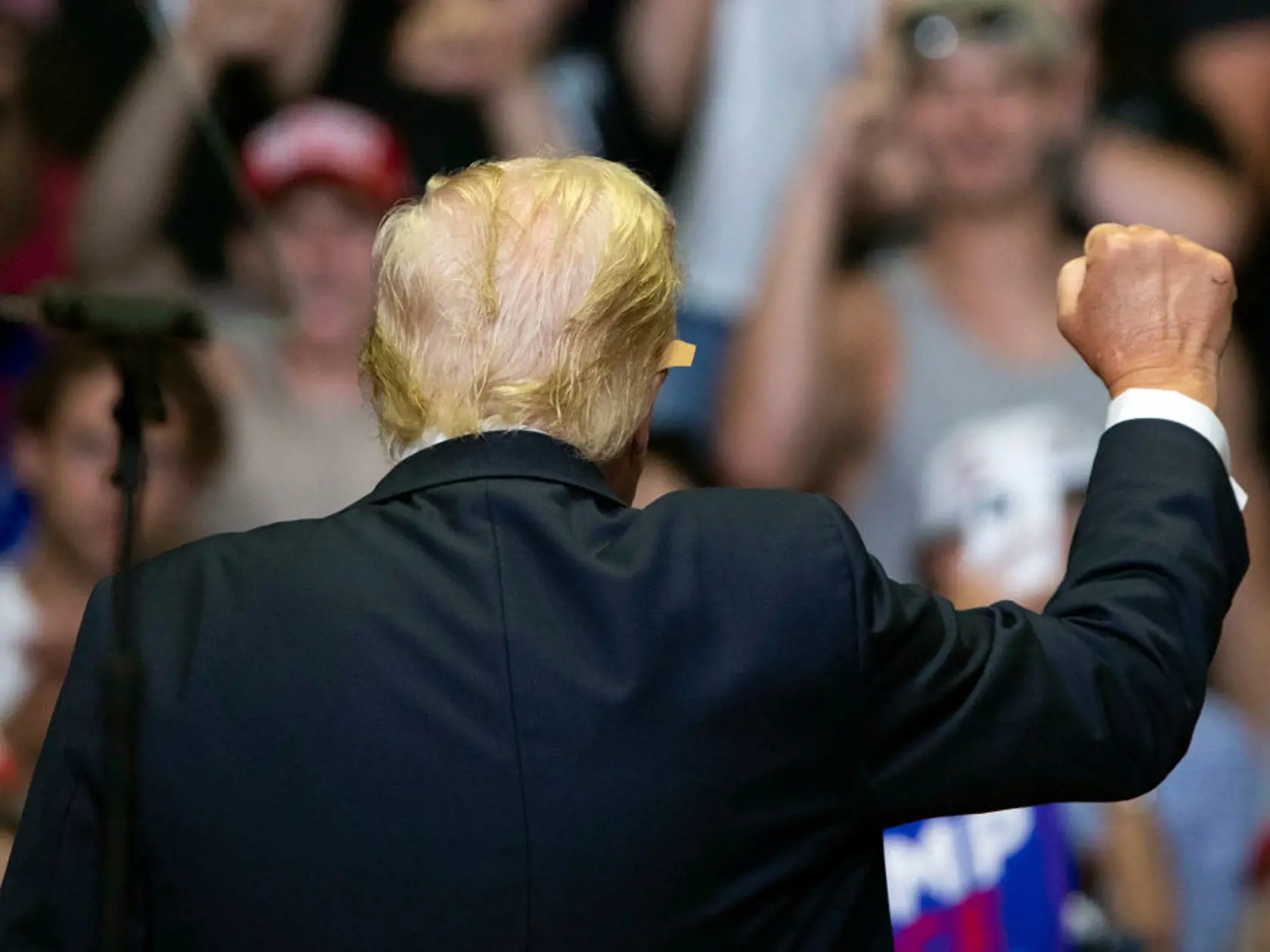 Donald Trump si už dal dole obväz z postreleného ucha. O špičku ucha prišiel, prelepil si ju leukoplastom.