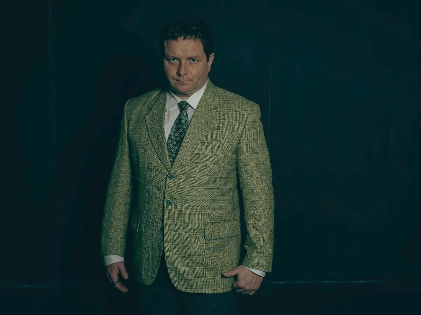 Gregor Hološka si vo filme o niekdajšom bosovi Mikulášovi Černákovi prešiel výraznou premenou. Predstavil sa v úplne inej hereckej polohe.