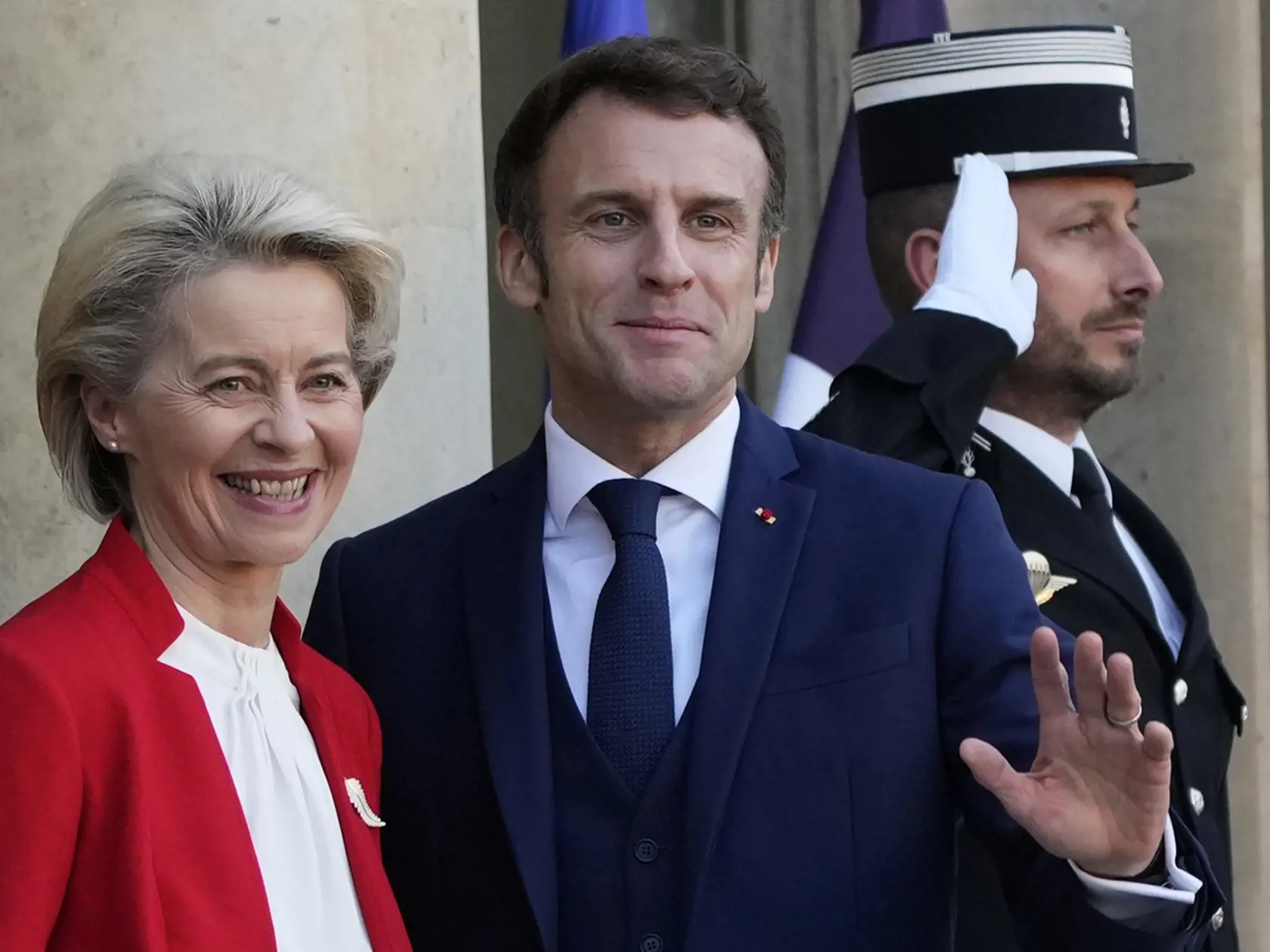 WA 22 Paríž - Francúzsky prezident Emmanuel Macron (vpravo) a predsedníčka Európskej komisie Ursula von der Leyenová mávajú pred stretnutím s  predsedom Európskej rady  Charlesom Michelom a nemeckým kancelárom Olafom Scholzom v Paríži v pondelok 28. februára 2022.