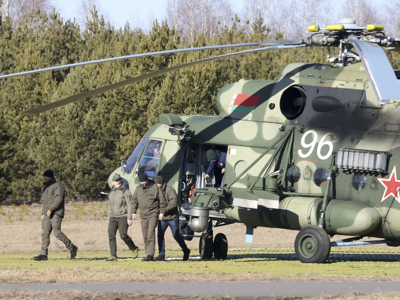 PK 35 Homeľ - Ukrajinská delegácia vystupuje z bieloruskej vojenskej helikoptéry pri meste Homeľ na juhovýchode Bieloruska v pondelok 28. februára 2022.