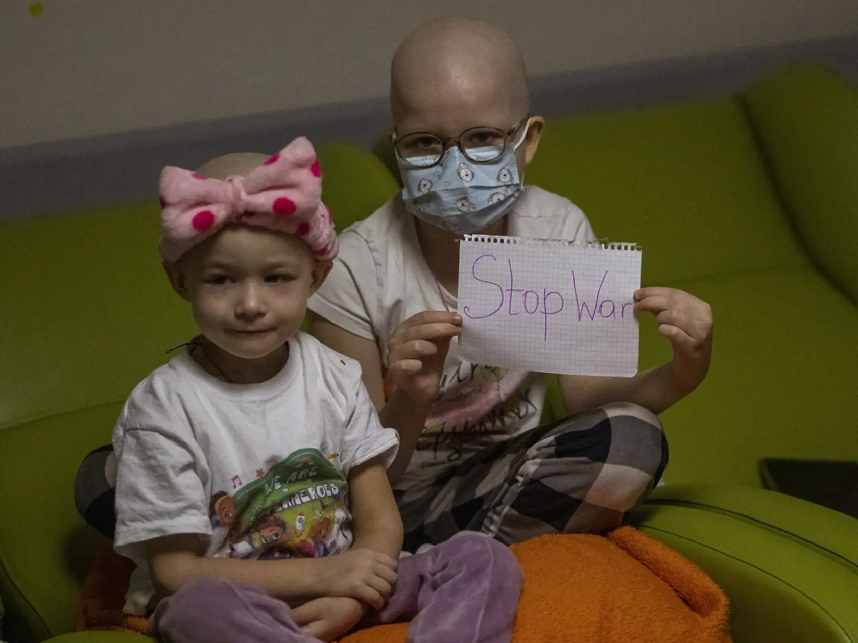 WA 1 Kyjev - Detskí onkologogickí pacienti držia papier s nápisom Stop vojne v suteréne detskej nemocnice v Kyjeve, ktorý používajú ako bombový kryt počas piateho dňa ruskej invázie na Kyjeve v pondelok 28. februára 2022. FOTO TASR/AP