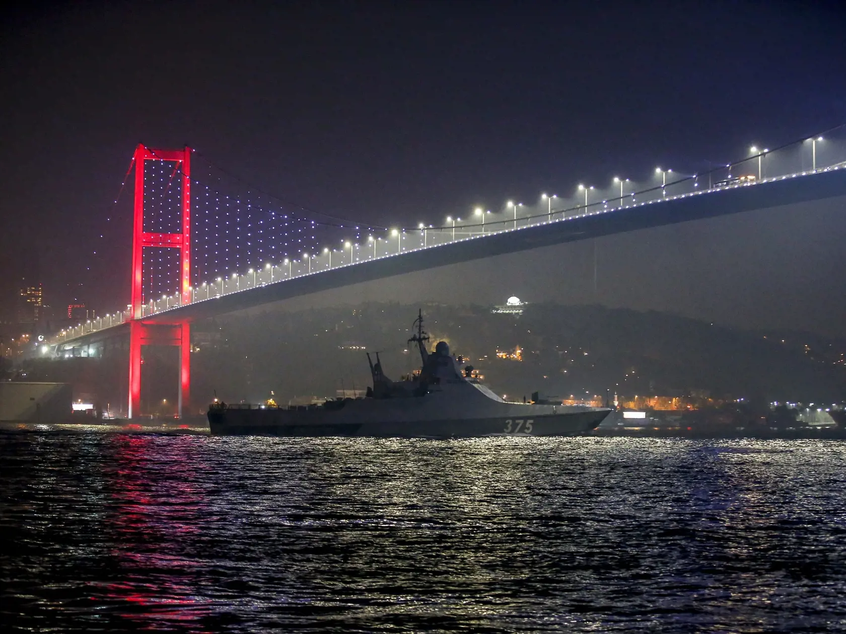 KK31 archív Istanbul - Na archívnej snímke z 16. februára 2022 ruské námorné plavidlo Bykov sa plaví cez Bosporský prieliv v Istanbule. Turecko v pondelok 1. marca 2022 oznámilo, že bojovým lodiam zakazuje prístup k úžinám Bospor a Dardanely v súlade s Konvenciou z Montreux, ktorá upravuje pohyb vojnových lodí cez túto strategicky významnú úžinu. FOTO TASR/AP