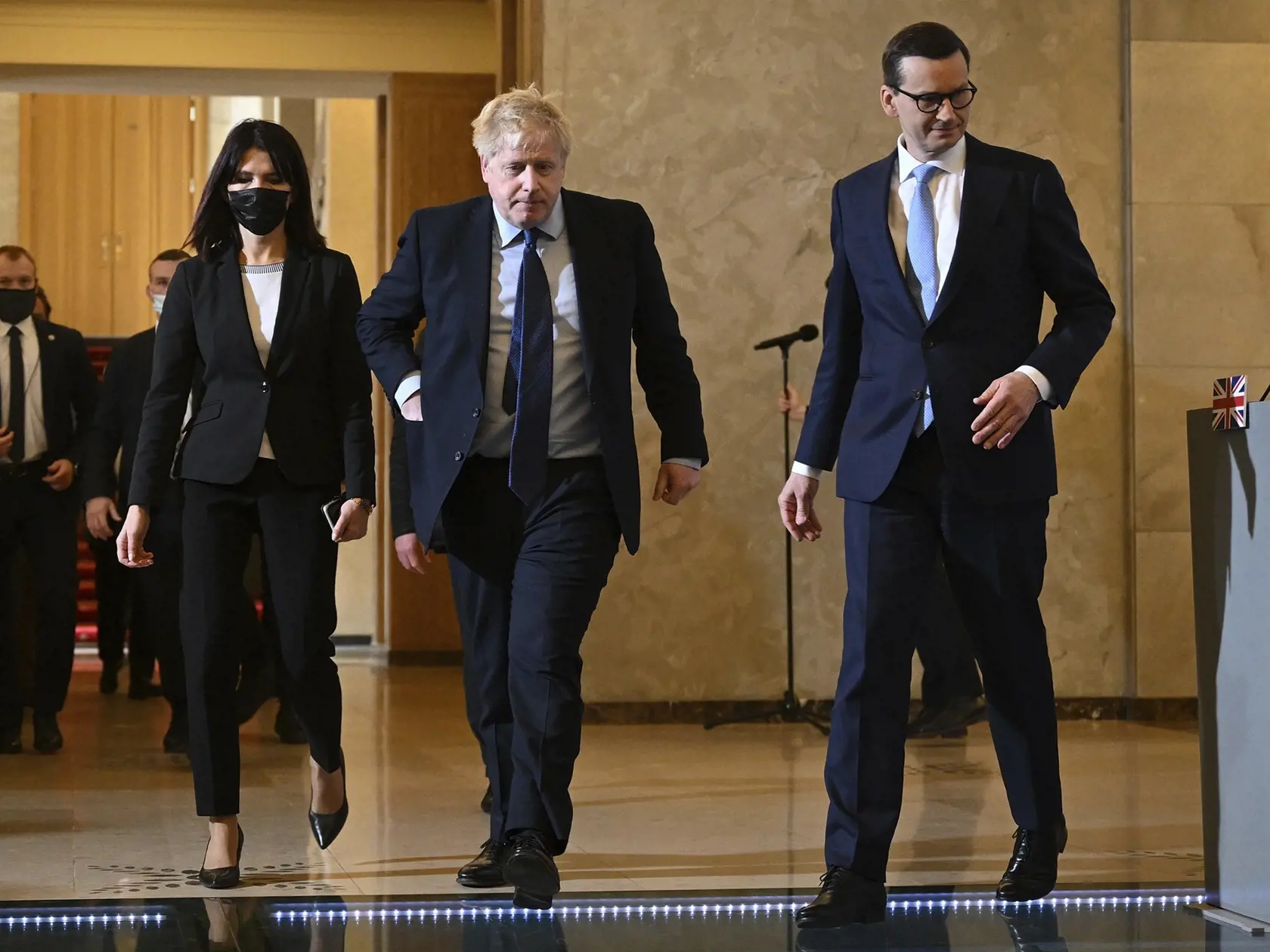 EBE 33 Varšava - Na snímke zľava britský premiér Boris Johnson a poľský predseda vlády Mateusz Morawiecki odchádzajú po tlačovej konferencii po spoločnom rokovaní vo Varšave 1. marca 2022. FOTO TASR/AP