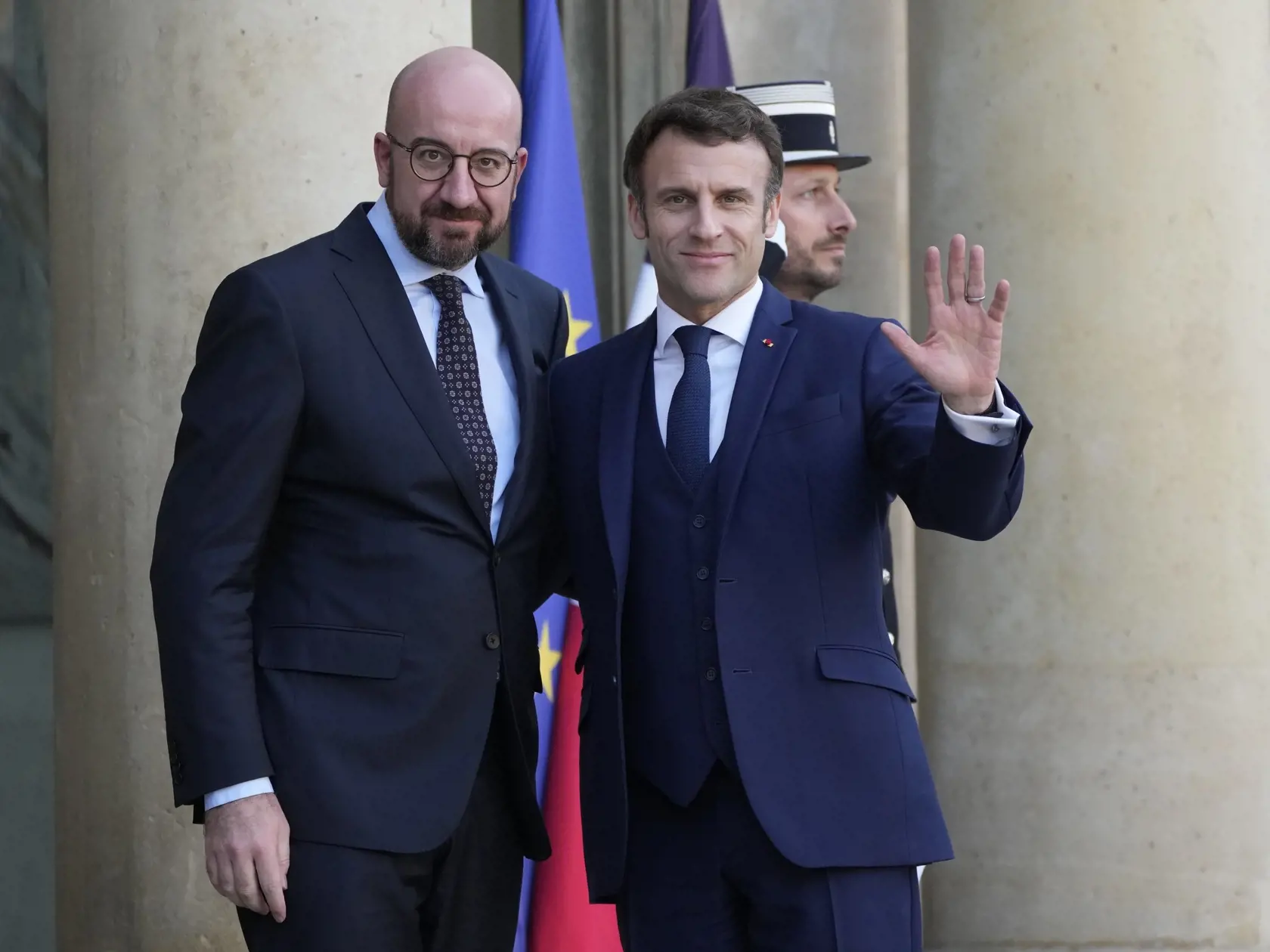 WA 20 Paríž - Francúzsky prezident Emmanuel Macron (vpravo) a predseda Európskej rady  Charles Michel mávajú pred stretnutím s predsedníčkou Európskej komisie Ursulou von der Leyenovou a nemeckým kancelárom Olafom Scholzom v Paríži v pondelok 28. februára 2022.