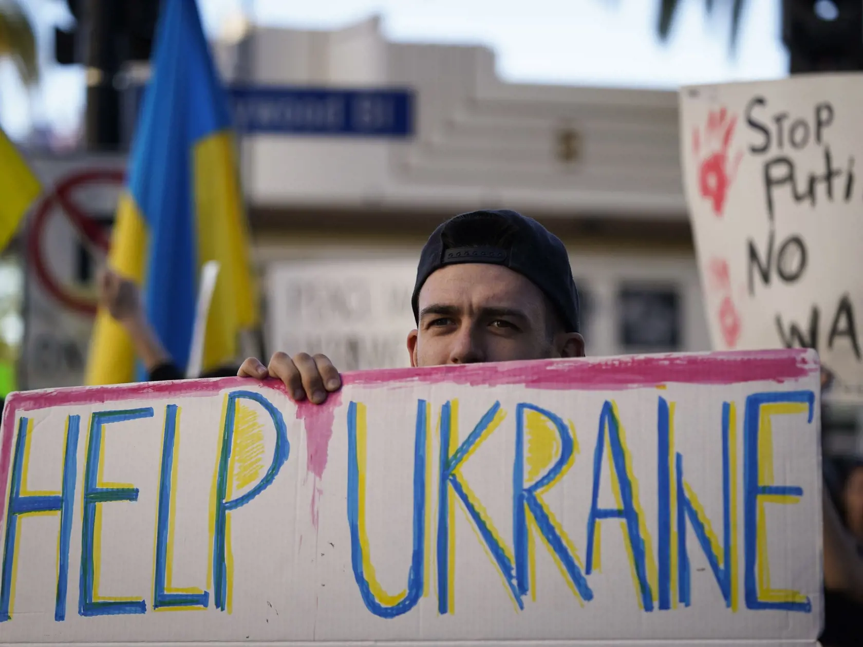PK 17 Los Angeles - Ukrajinec drží plagát počas protestu proti vojne na Ukrajine v Hollywoode v Los Angeles v pondelok 28. februára 2022. FOTO TASR/AP