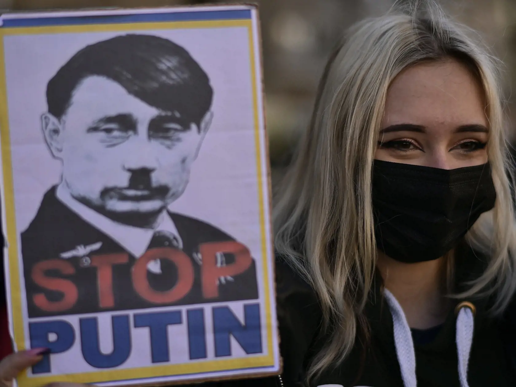PK 56 Pamplona - Žena drží obrázok s nápisom "Stop Putin" počas protestu proti ruskej invázii na Ukrajine v španielskom meste Pamplona v pondelok 28. februára 2022. FOTO TASR/AP