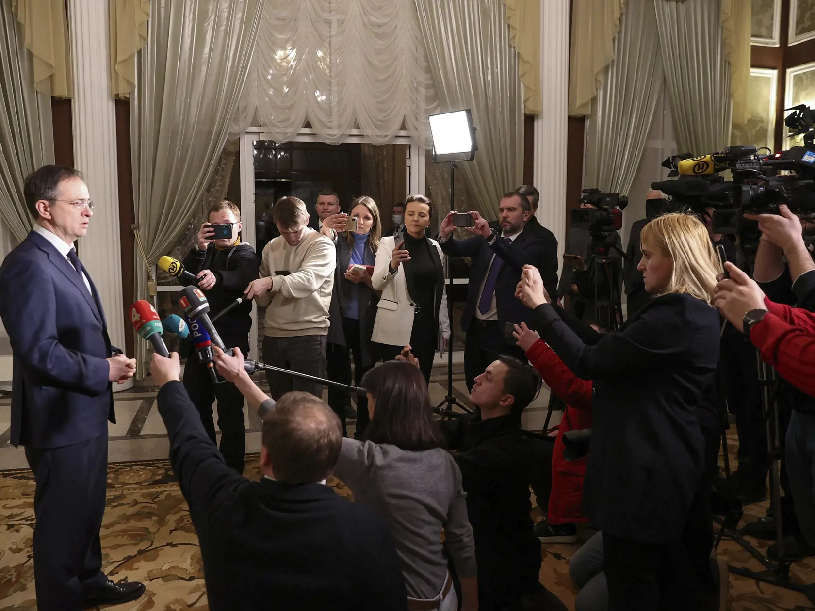 WA 40 Homeľ - Vladimir Medinskij, šéf ruskej delegácie a poradca ruského prezidenta Vladimira Putina, hovorí k novinárov po skončení mierových rozhovorov medzi ruskou a ukrajinskou delegáciou v Homeľskej oblasti v blízkosti bielorusko-ukrajinskej hranice v pondelok 28. februára 2022.