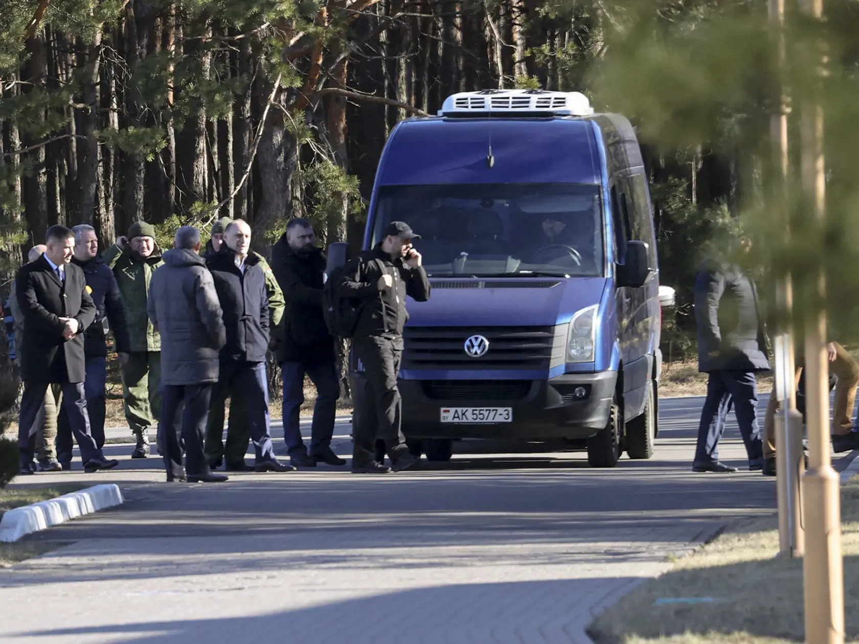 WA 9 Homeľ - Členovia ruskej delegácie vystupujú z autobusu počas príchodu na mierové rozhovory s ukrajinskou delegáciou, ktoré sa začali v Homeľskej oblasti v blízkosti bielorusko-ukrajinskej hranice v pondelok 28. februára 2022. FOTO TASR/AP