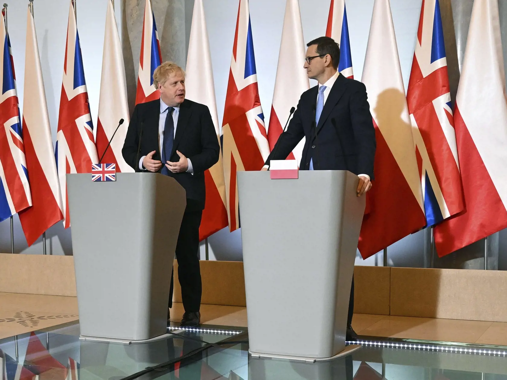 EBE 32 Varšava - Na snímke zľava britský premiér Boris Johnson a poľský predseda vlády Mateusz Morawiecki počas tlačovej konferencie po spoločnom rokovaní vo Varšave 1. marca 2022. FOTO TASR/AP