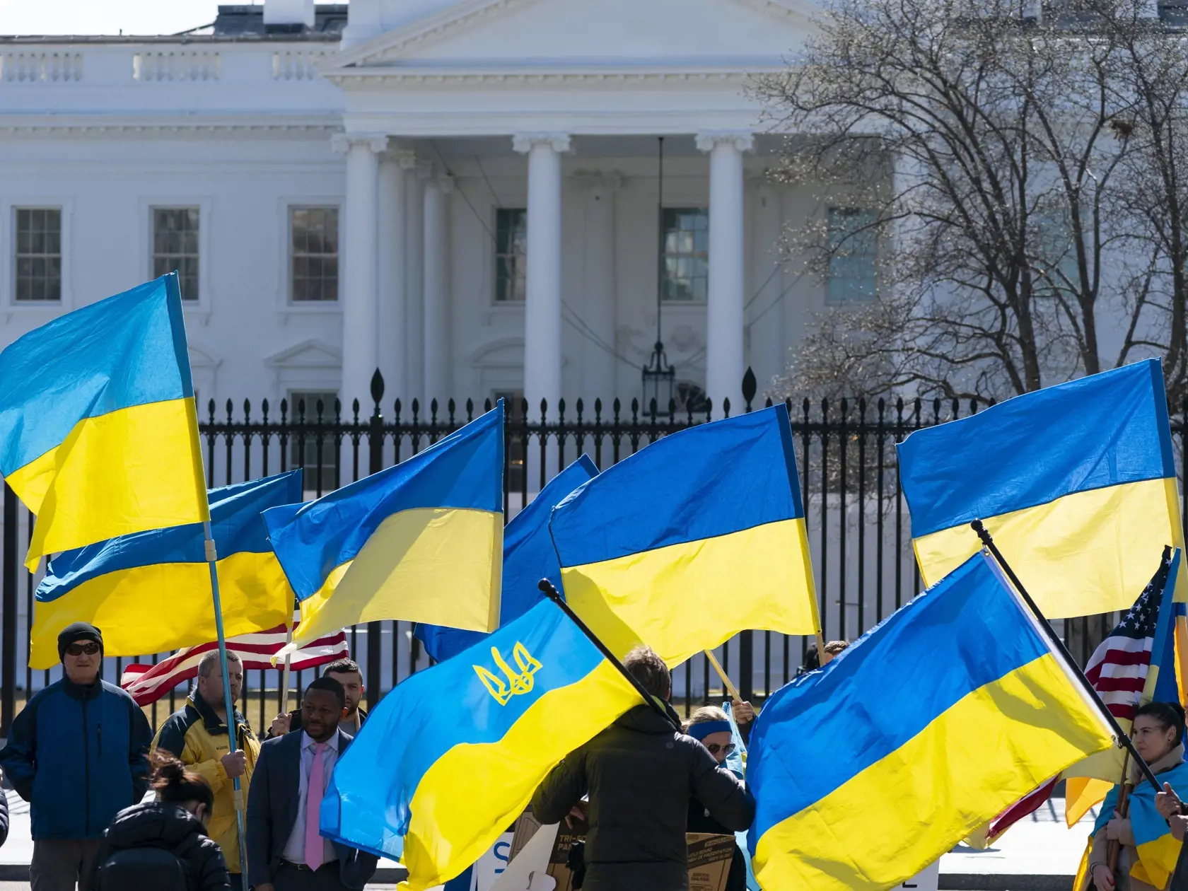 PK 8 Washington - Ľudia mávajú ukrajinskými vlajkami počas protestu proti vojne na Ukrajine pred Bielym domom vo Washingtone v pondelok 28. februára 2022. FOTO TASR/AP