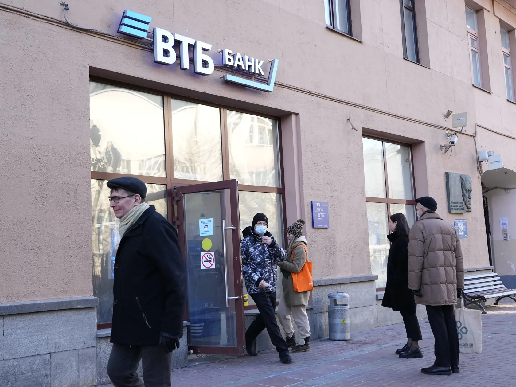 WA 16 Moskva - Ľudia stoja v rade, aby si vybrali peniaze z bankomatu VTB banky v centre Moskvy v pondelok 28. februára 2022.
