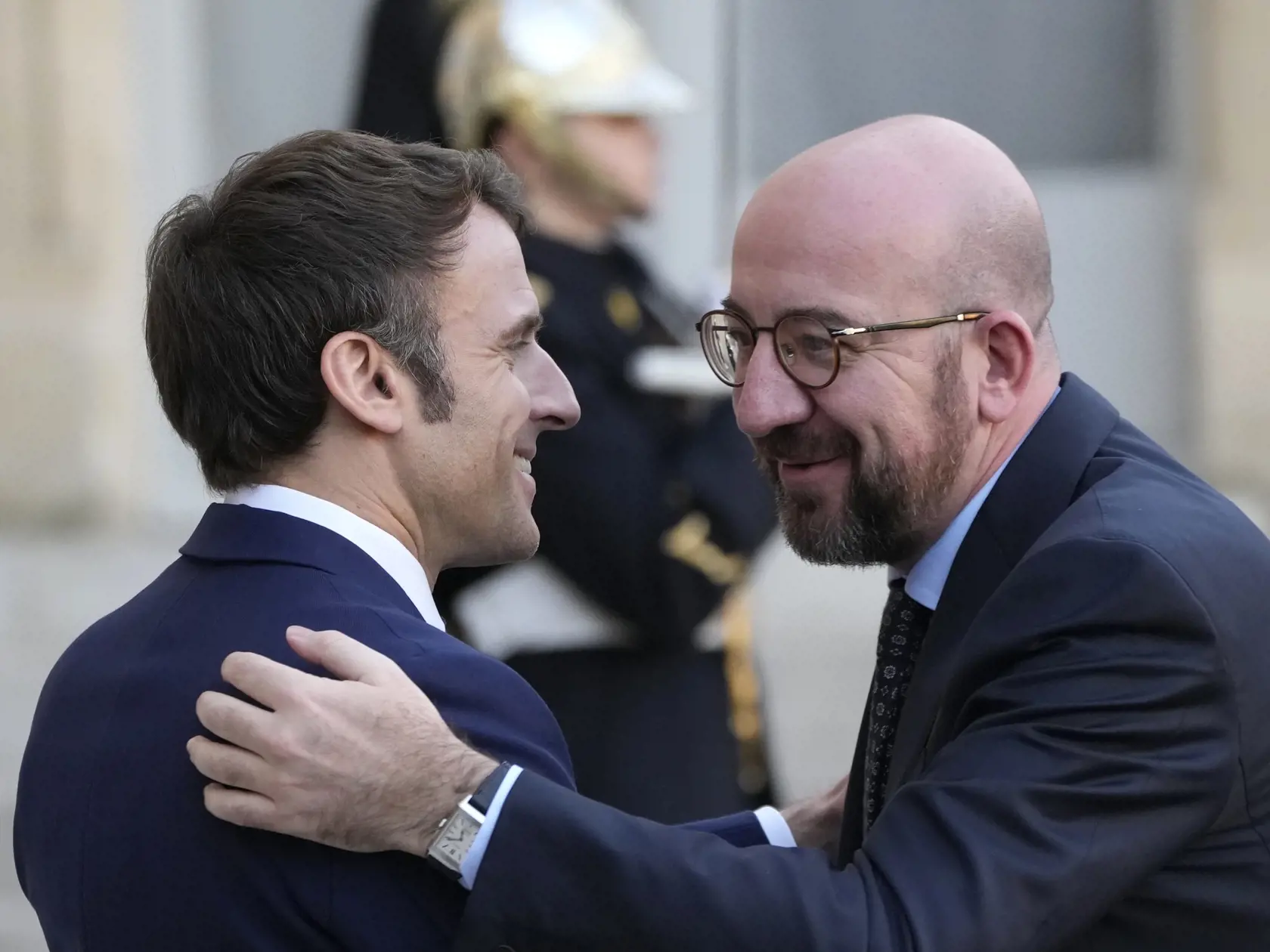 WA 21 Paríž - Francúzsky prezident Emmanuel Macron (vľavo) a predseda Európskej rady  Charles Michel sa vítajú pred stretnutím s predsedníčkou Európskej komisie Ursulou von der Leyenovou a nemeckým kancelárom Olafom Scholzom v Paríži v pondelok 28. februára 2022.
