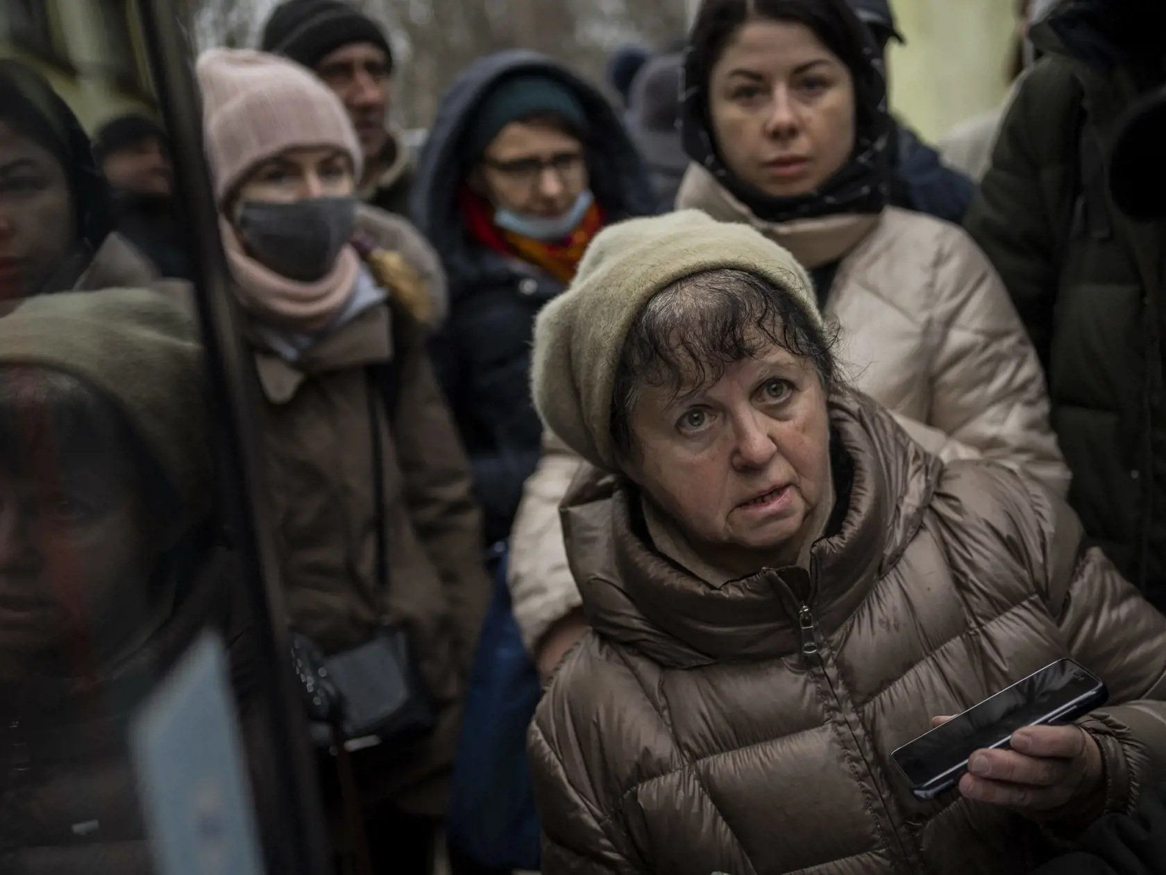 KK49 Ľvov - Na snímke Ukrajinci sa pripravujú na nástup do autobusu smerujúceho do Poľska na autobusovej stanici v ukrajinskom meste Ľvov 1. marca 2022. FOTO TASR/AP