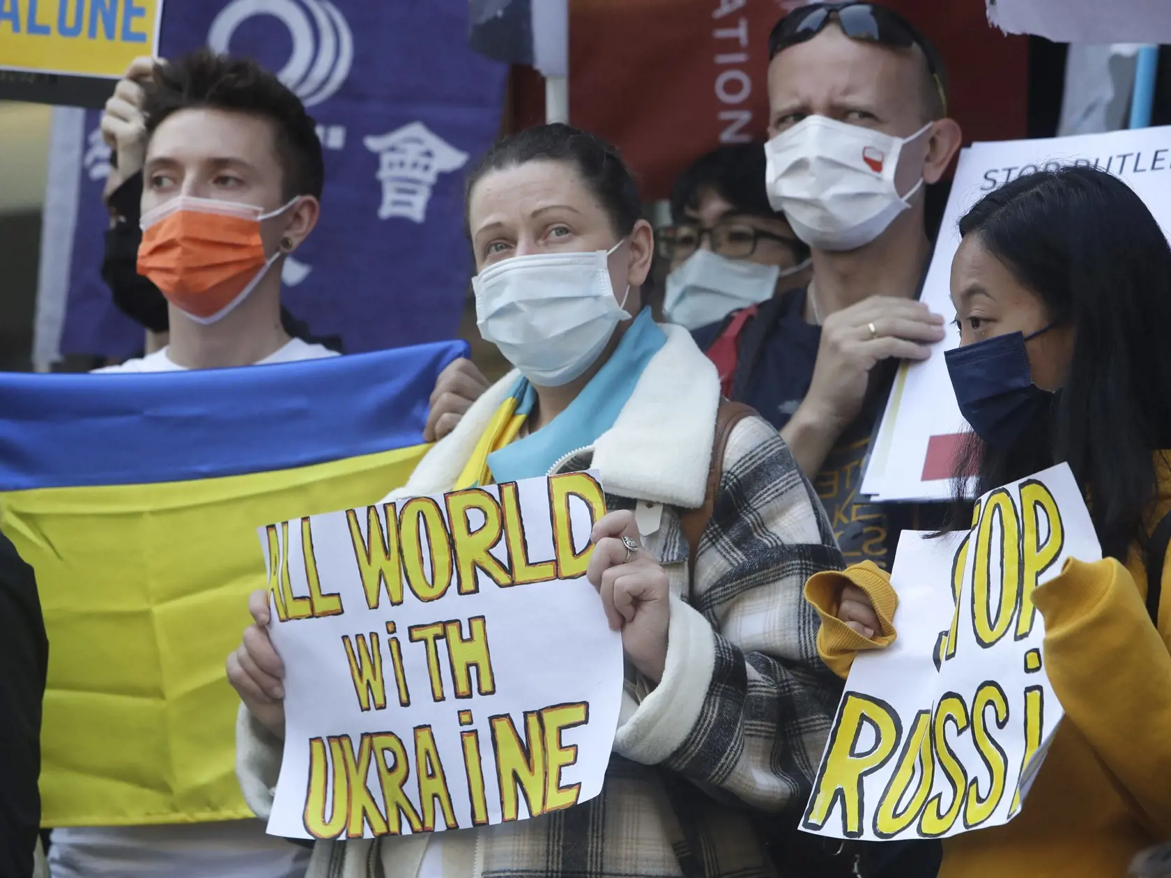 PK 19 Tchaj-pej - Demonštranti držia transparenty počas protestu proti vojne na Ukrajine v hlavnom meste Taiwanu Tchaj-peji v utorok 1. marca 2022. FOTO TASR/AP