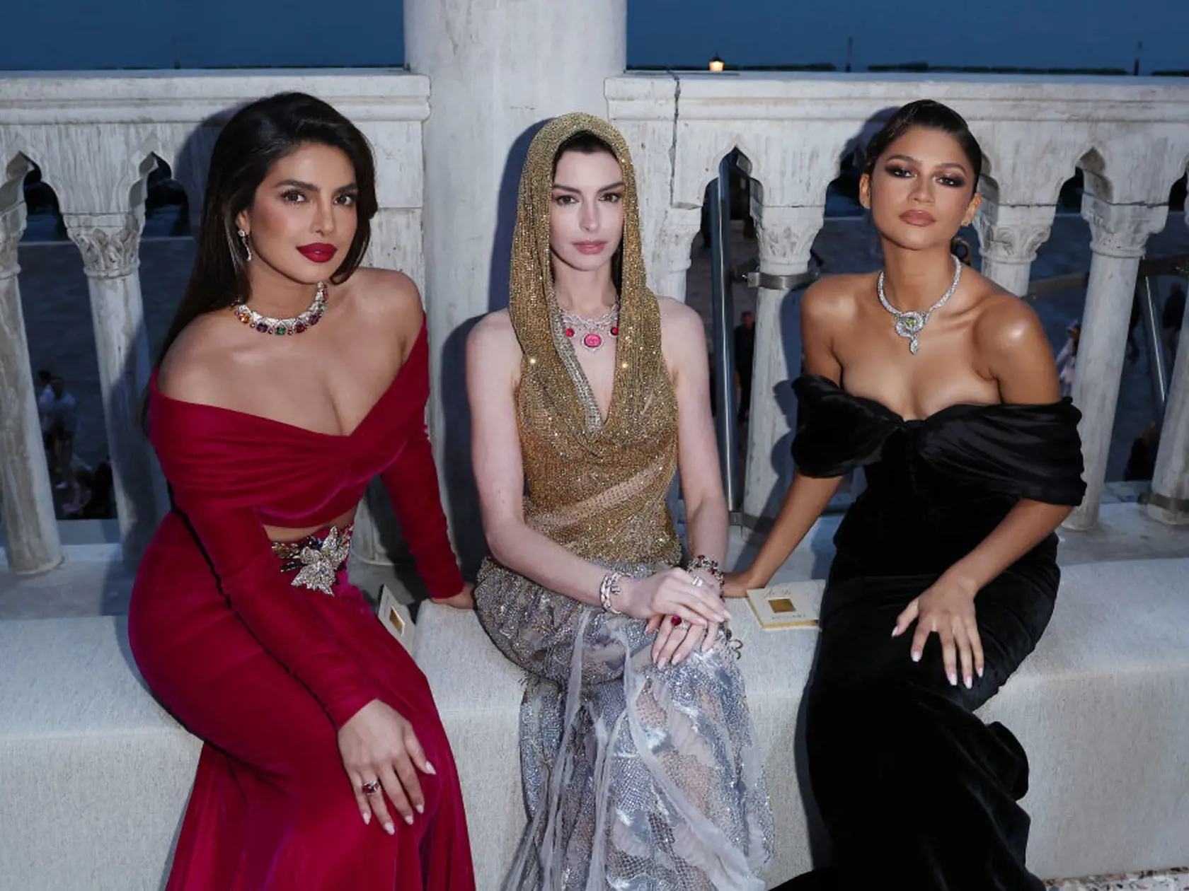 Zľava, herečky, Priyanka Chopra, Anne Hathaway a Zendaya, ktoré sú ambasádorkami šperkov Bulgari.