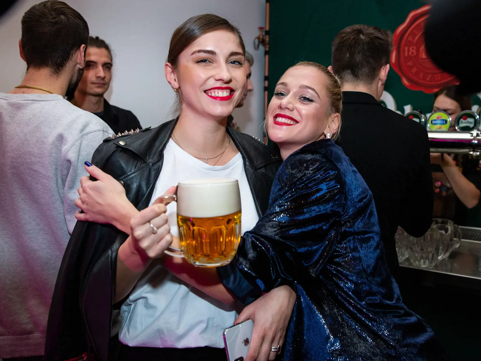 Speváčka Emma Drobná (25) zorganizovala pre priateľov veľkú párty. A milovníci pivka si tam prišli skutočne na svoje.