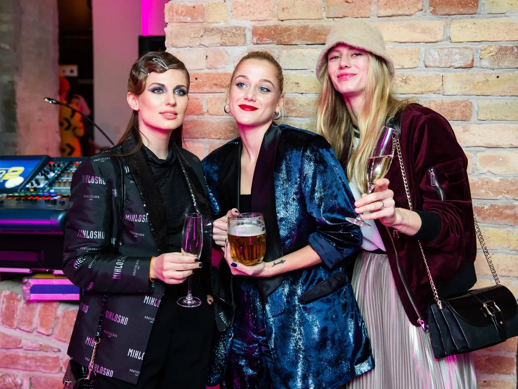 Speváčka Emma Drobná (25) zorganizovala pre priateľov veľkú párty. A milovníci pivka si tam prišli skutočne na svoje.