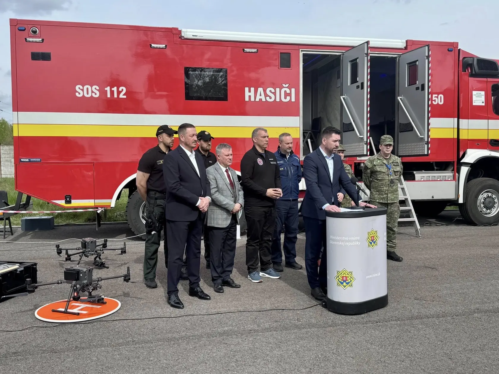 „Vo Vajnoroch sme dnes predstavili spoločné operačno-veliteľské stredisko. Bude slúžiť ako centrálny bod koordinácie všetkých zložiek štátu, ktoré monitorujú situáciu v súvislosti so slintačkou a krívačkou," vyhlásil v pondelok 14. 4. minister pôdohospodárstva Richard Takáčm zo Smeru.