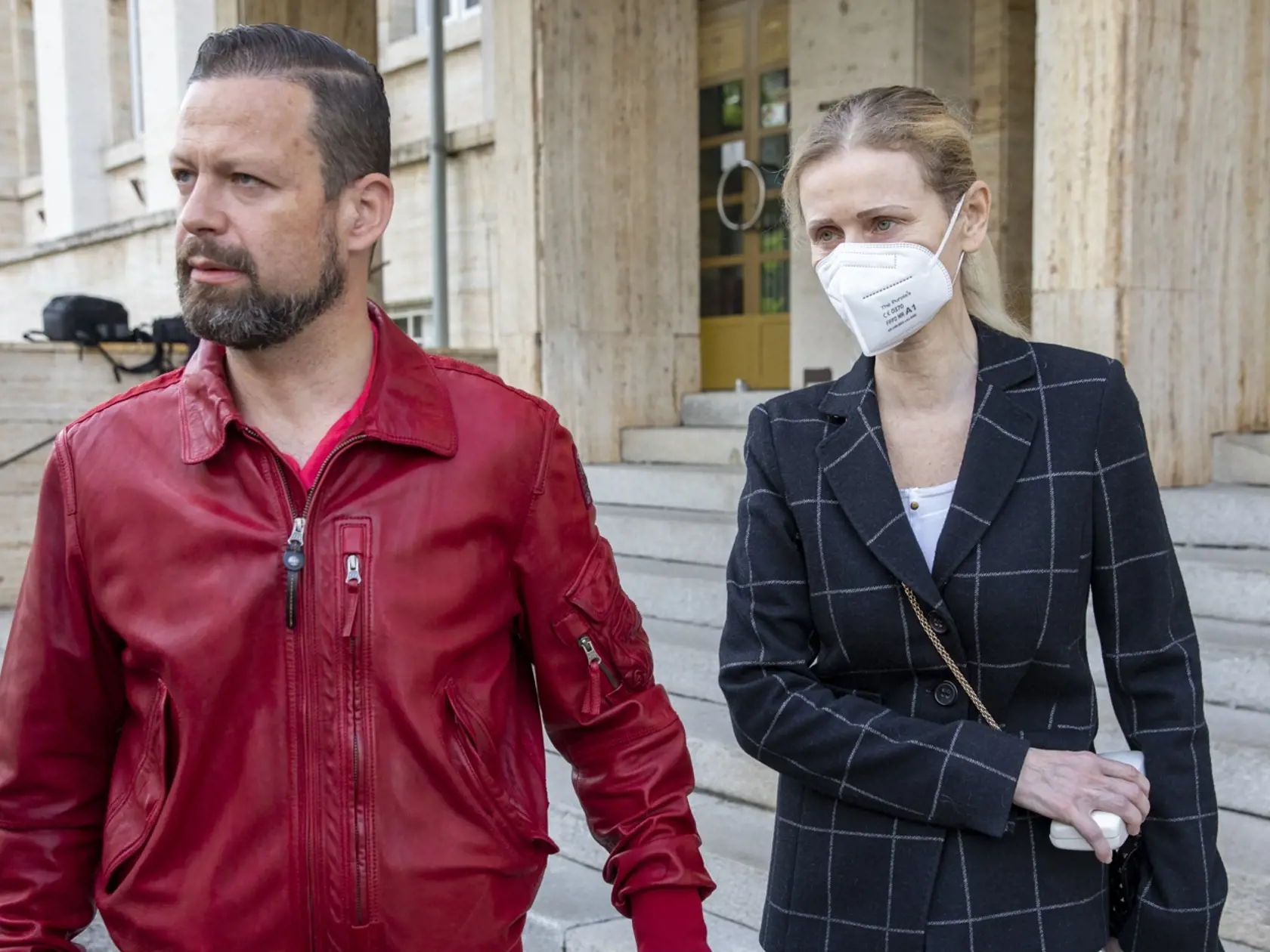 Monika Jankovská  a jej advokát Péter Erdős prichádzajú do Justičného paláca pre monitorovací náramok.