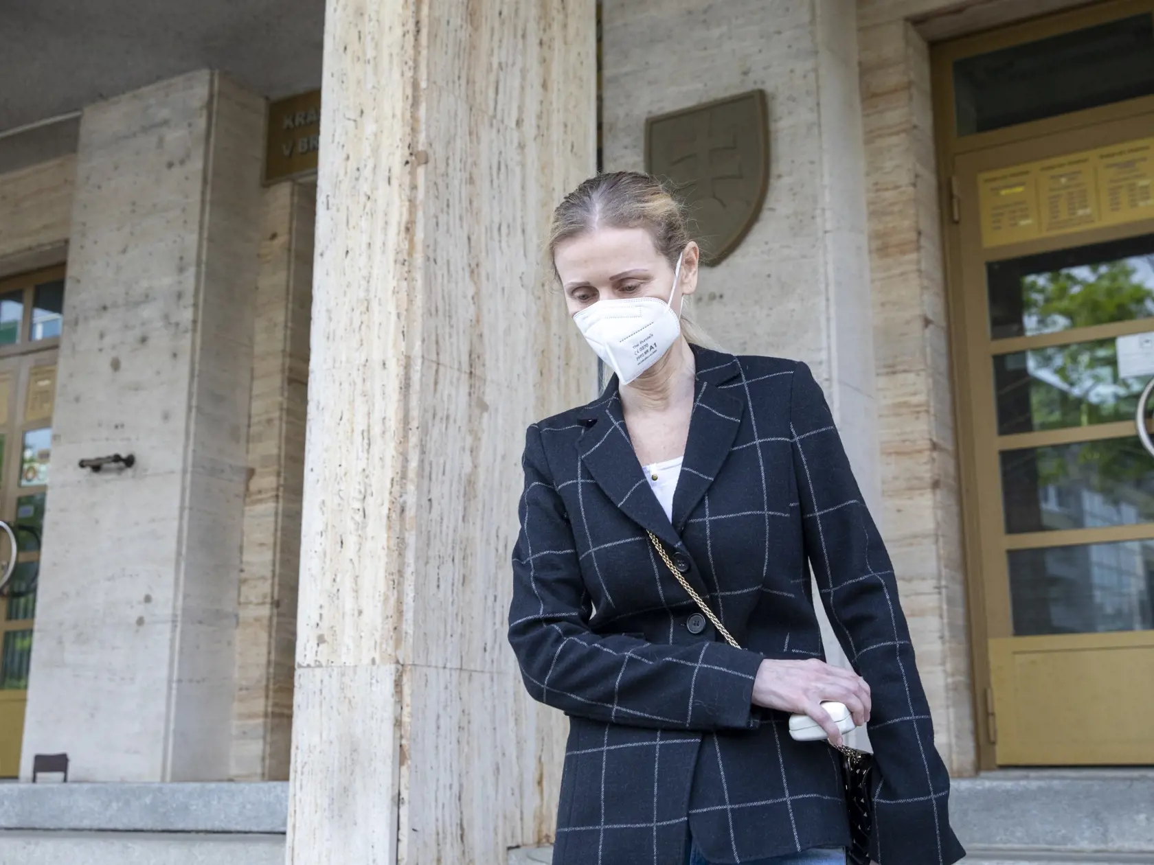 Monika Jankovská  a jej advokát Péter Erdős prichádzajú do Justičného paláca pre monitorovací náramok.