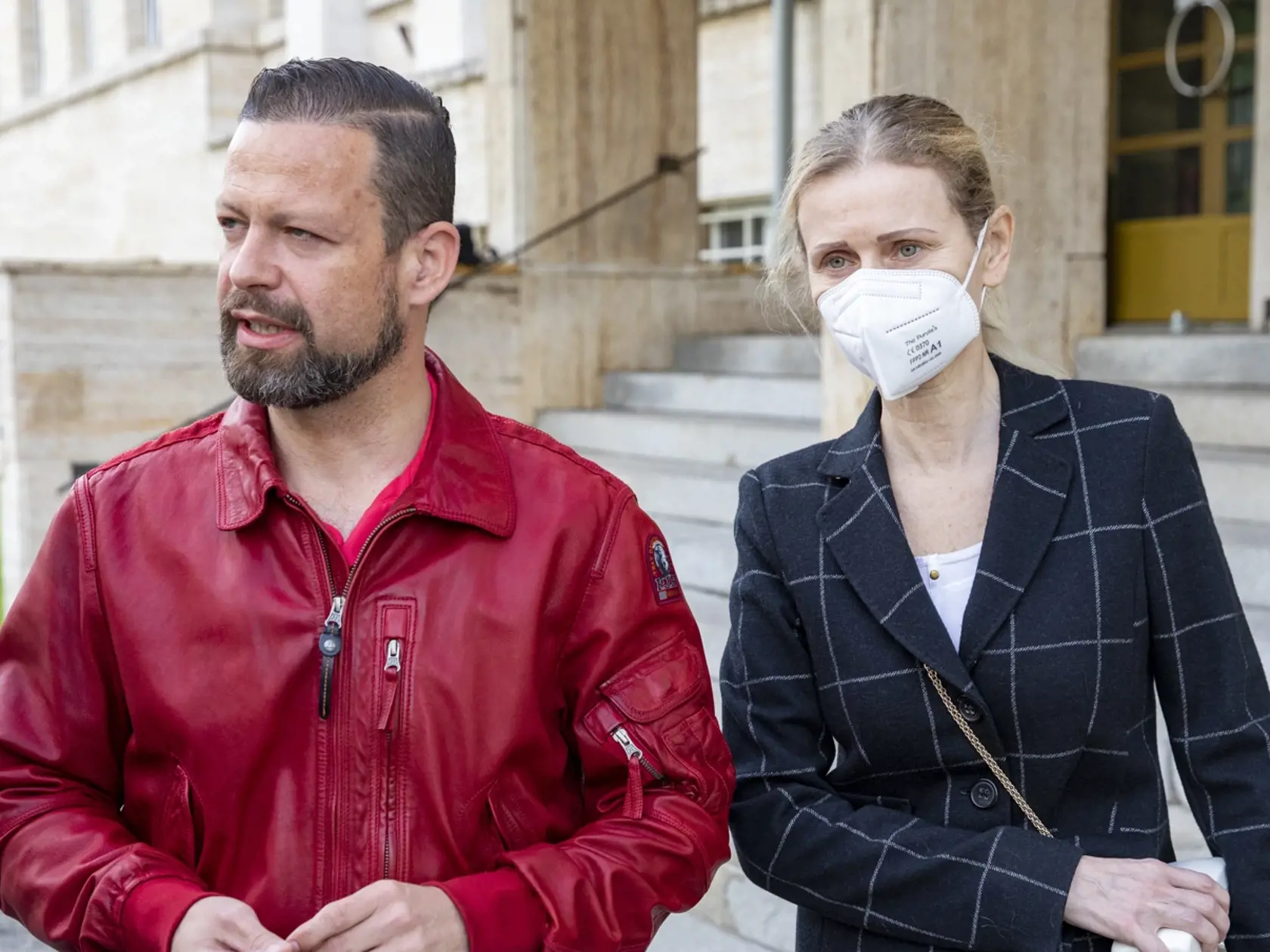 Monika Jankovská  a jej advokát Péter Erdős prichádzajú do Justičného paláca pre monitorovací náramok.