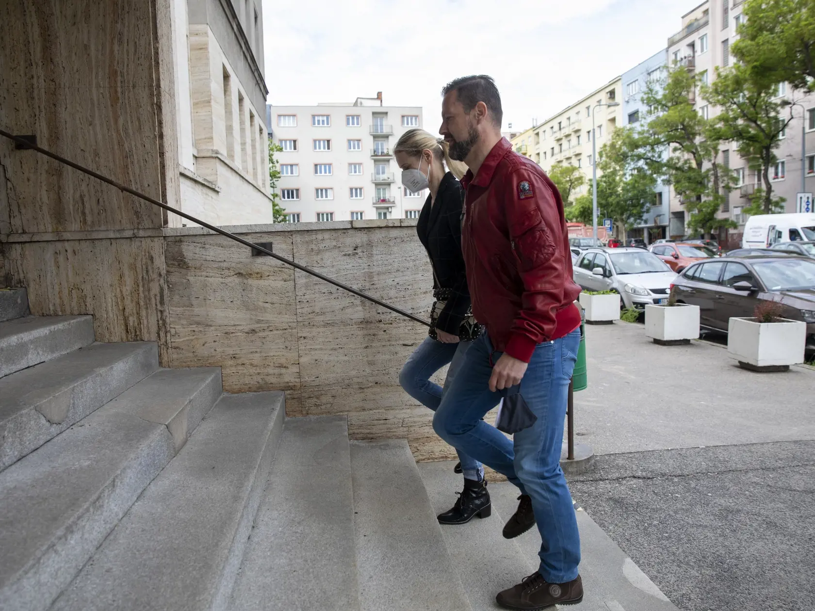 Monika Jankovská  a jej advokát Péter Erdős prichádzajú do Justičného paláca pre monitorovací náramok.