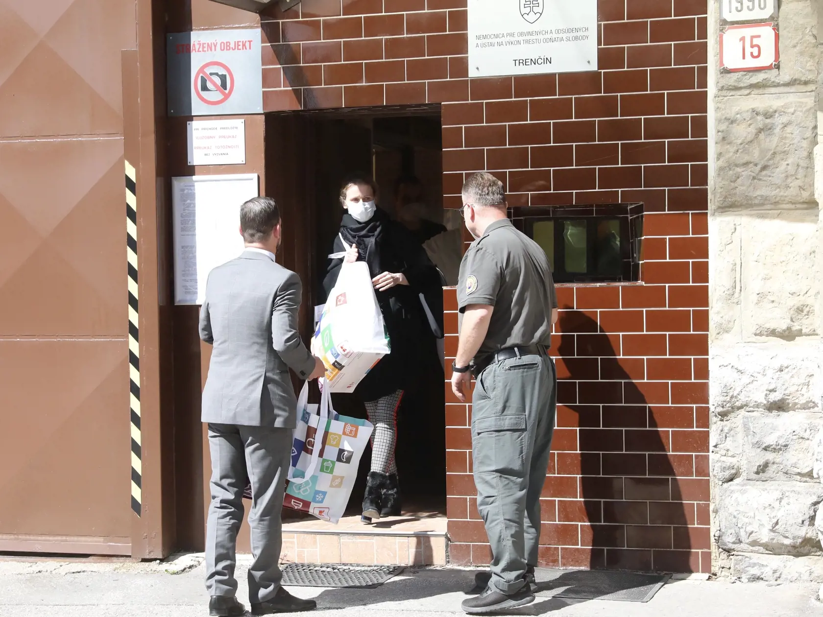 Monika Jankovská opustila brány nemocnice pre obvinených a odsúdených v Trenčíne. 26.5.2021