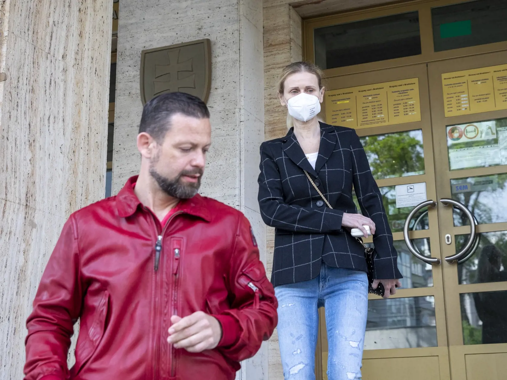 Monika Jankovská a jej advokát Péter Erdős po tom, ako bol bývalej štátnej tajomníčke v Justičnom paláci nainštalovaný monitorovací náramok.