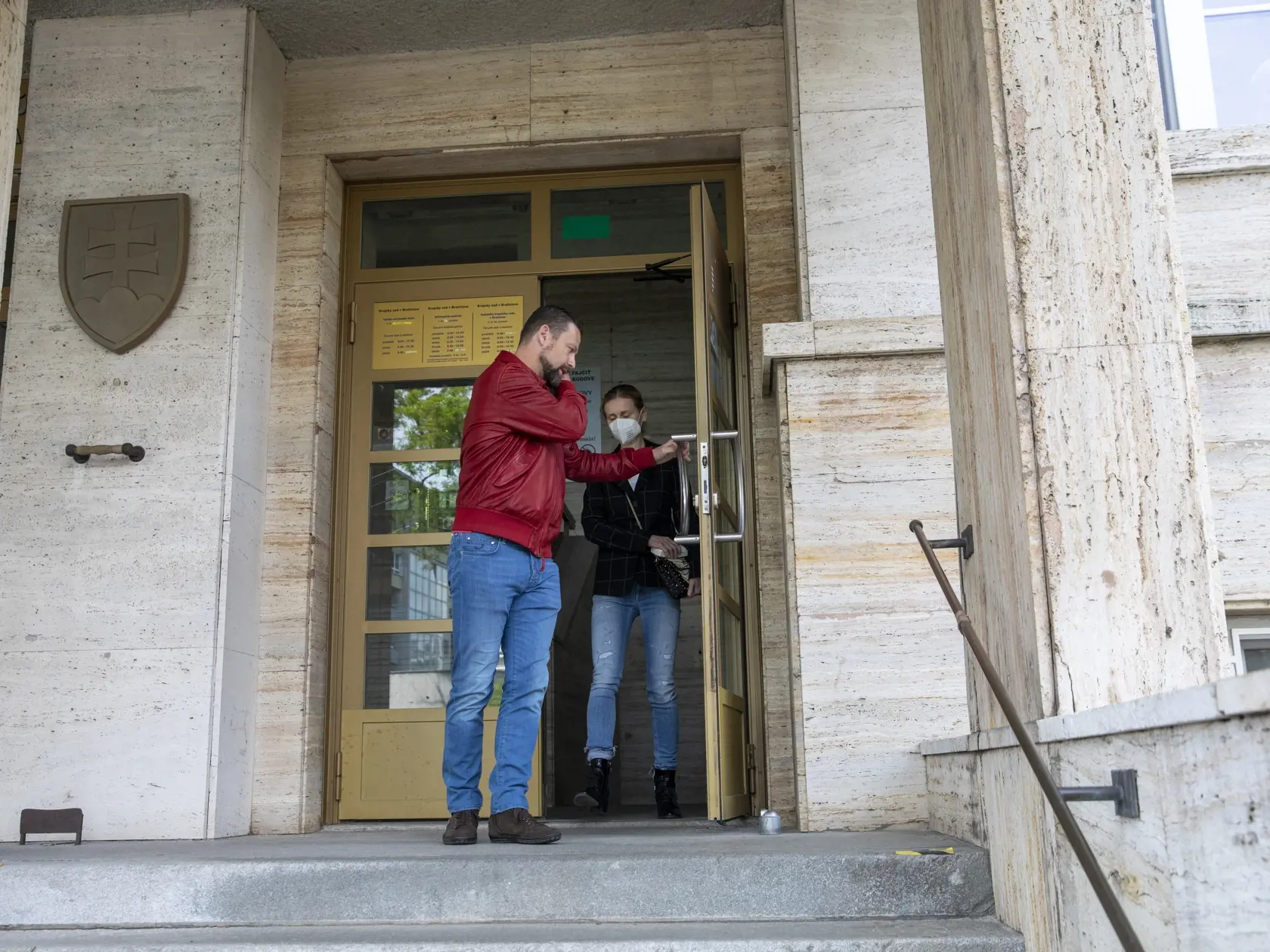 Monika Jankovská  a jej advokát Péter Erdős prichádzajú do Justičného paláca pre monitorovací náramok.