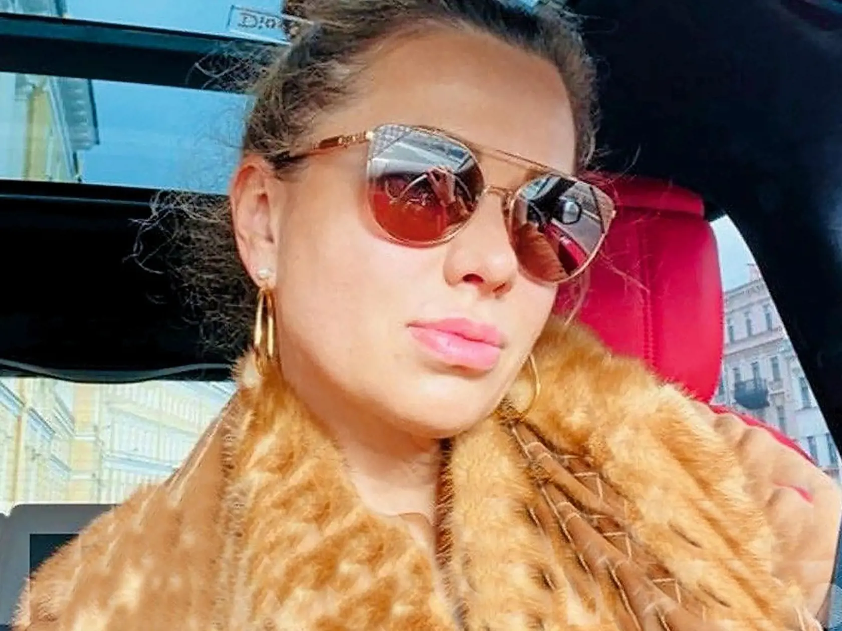 Z UPRATOVAČKY MILIONÁRKOU
Svetlana kedysi upratovala
v obchode, dnes jej konto praská
vo švíkoch a žije v petrohradskej
VIP štvrti.