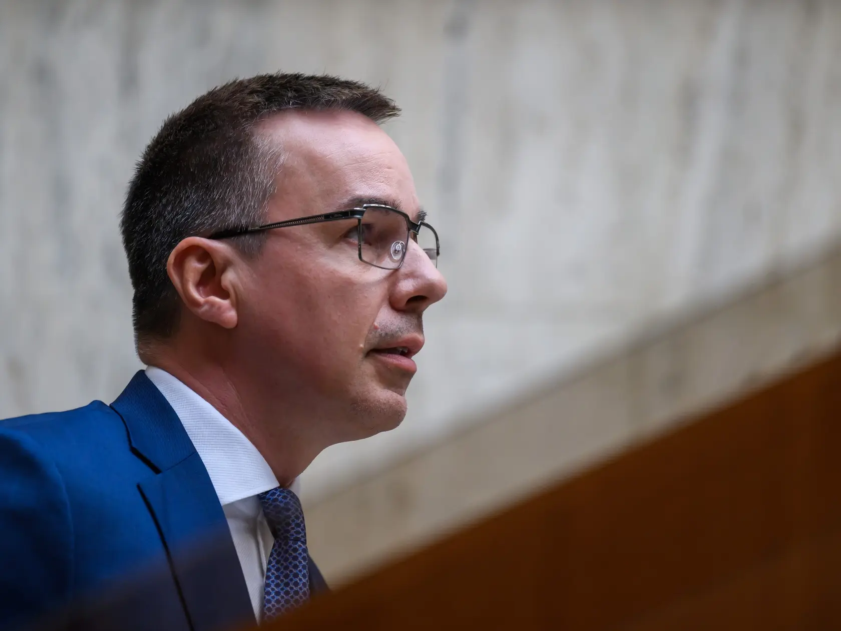 Na snímke minister práce, sociálnych vecí a rodiny SR Erik Tomáš (Hlas-SD) prichádza na 79. rokovanie vlády SR v Bratislave 21. marca 2025. 