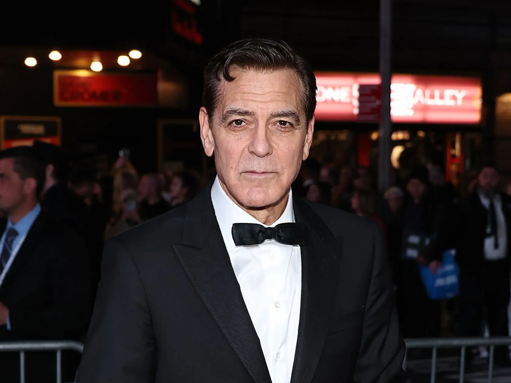 George Clooney zmenil imidž. Šedivý vlk je preč. Kvôli úlohe na Broadwayi si odfarbil vlasy a je na nepoznanie. Ubralo mu to 20 rokov.