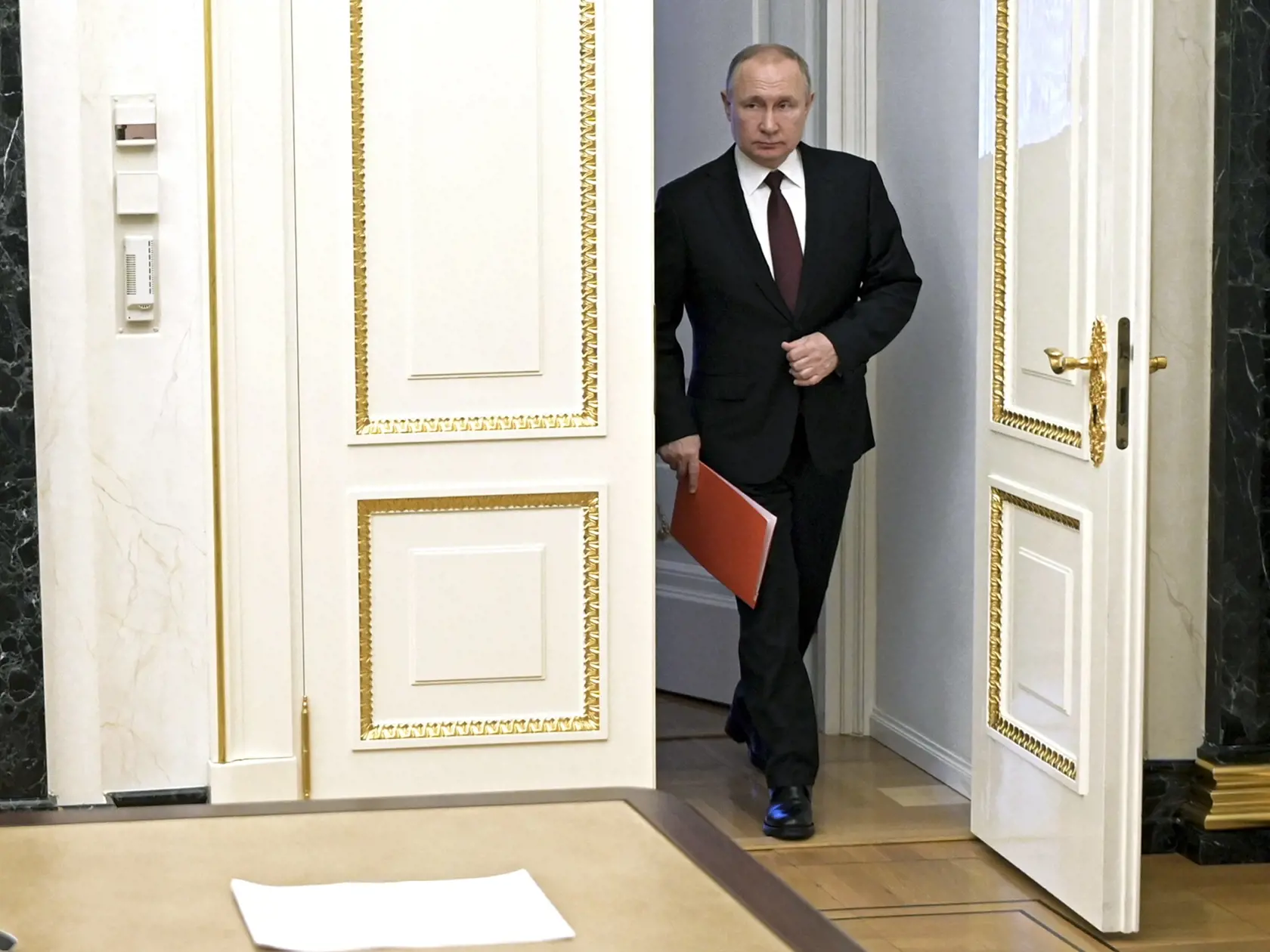 25. február 2022: Ruský prezident Vladimir Putin prichádza na schôdzu Bezpečnostnej rady Ruska v Moskve.