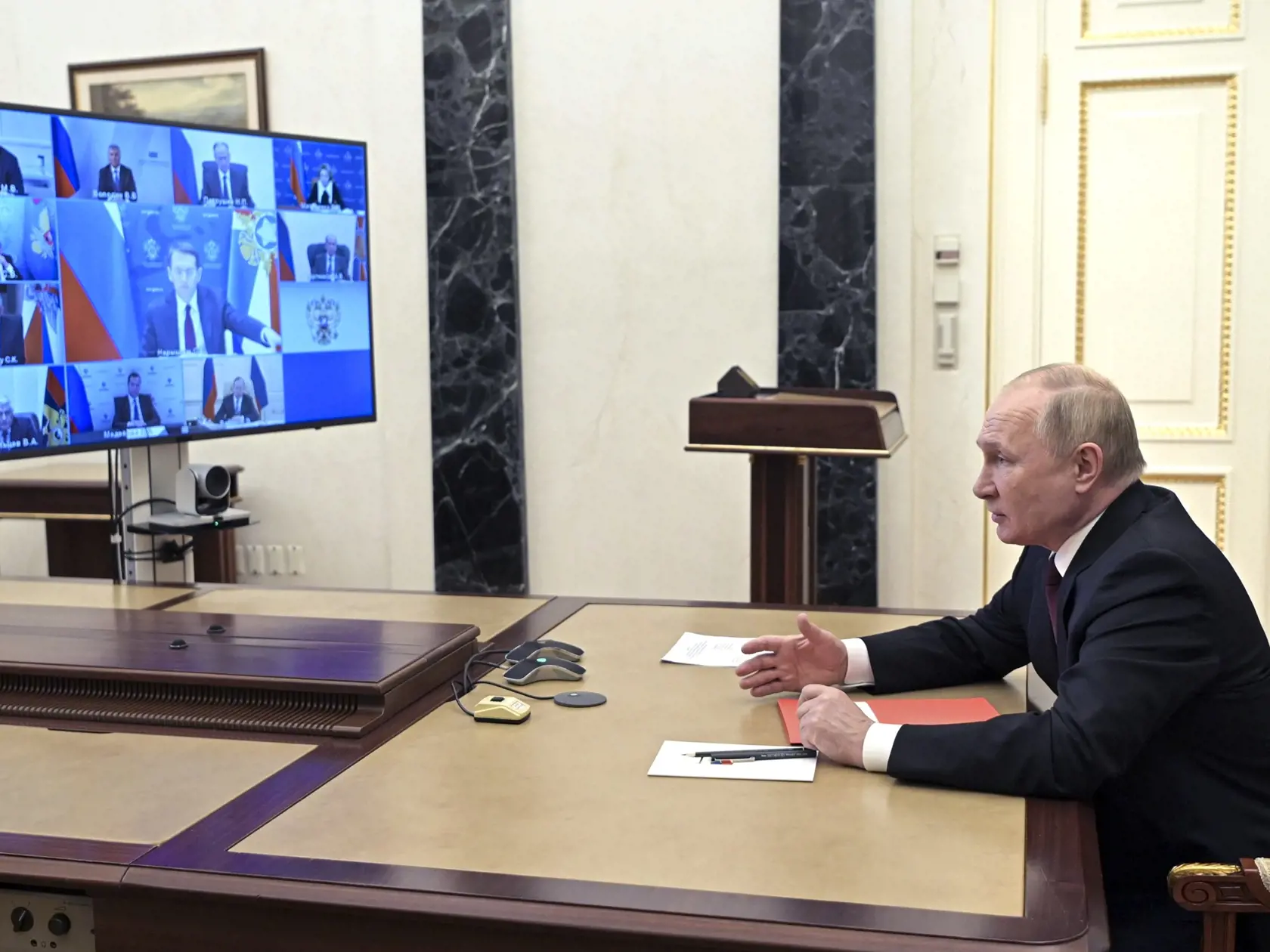 Ruský prezident Vladimir Putin  predsedal rokovaniu Bezpečnostnej rady počas videokonferencie v Moskve 2. februára 2022.