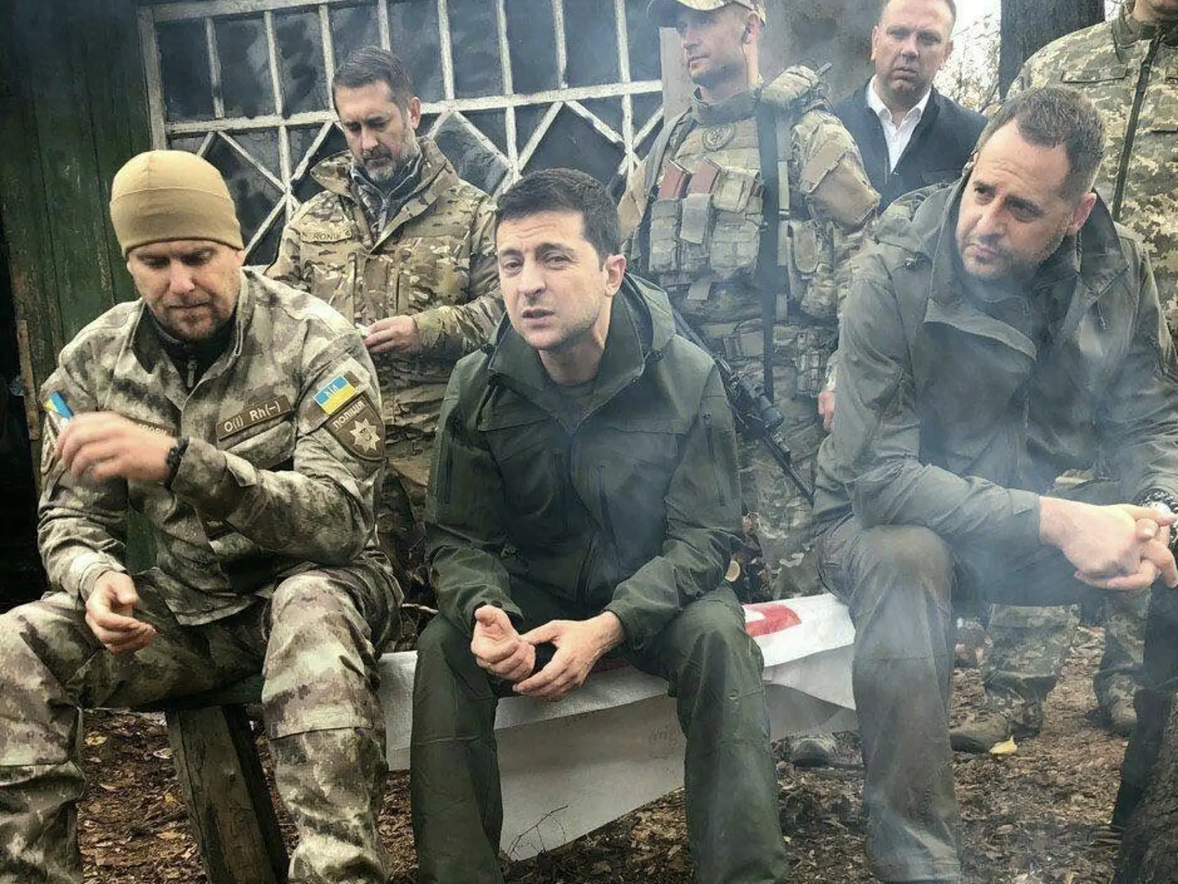 Volodymyr Zelenskyj pri svojich vojakoch v Kyjeve.