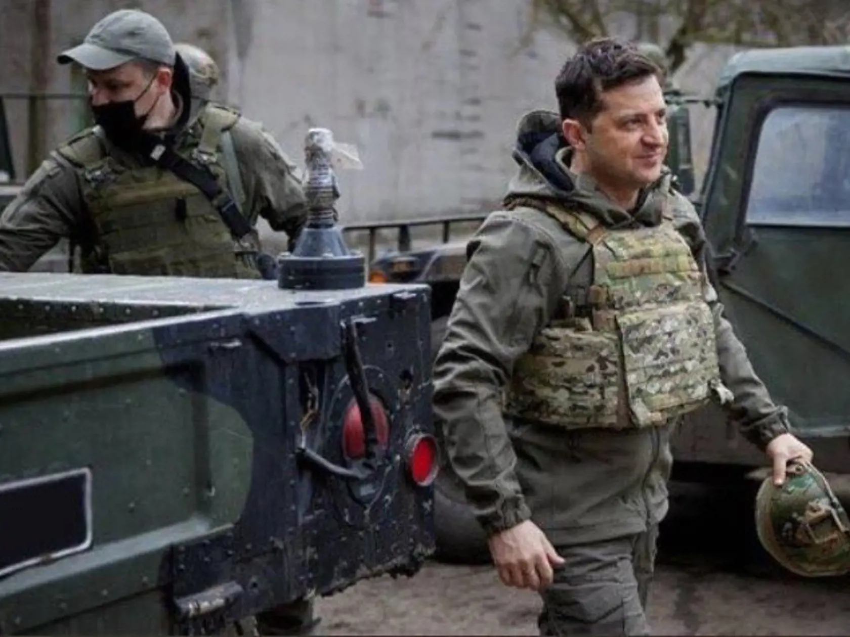 Volodymyr Zelenskyj pri svojich vojakoch v Kyjeve.