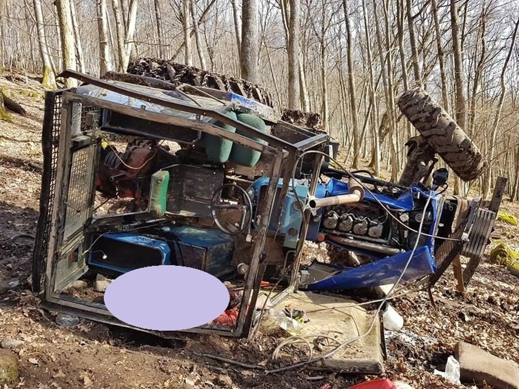Pod traktorom bol Martin zavalený asi štyri hodiny.