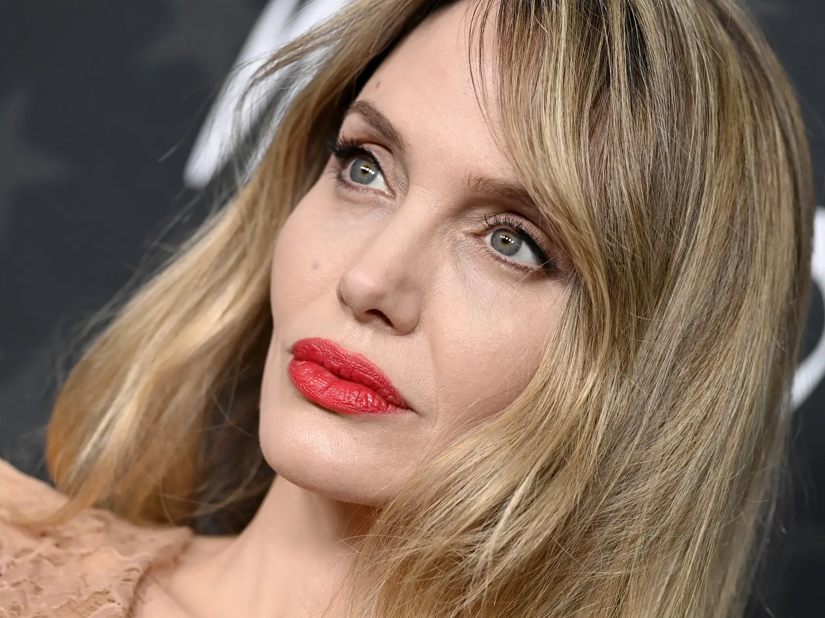 Krásna Angelina Jolie si prechádza veľkou životnou zmenou. Herečka sa totiž musela zmieriť s tým, že jeden z jej synov sa rozhodol odsťahovať z domu.