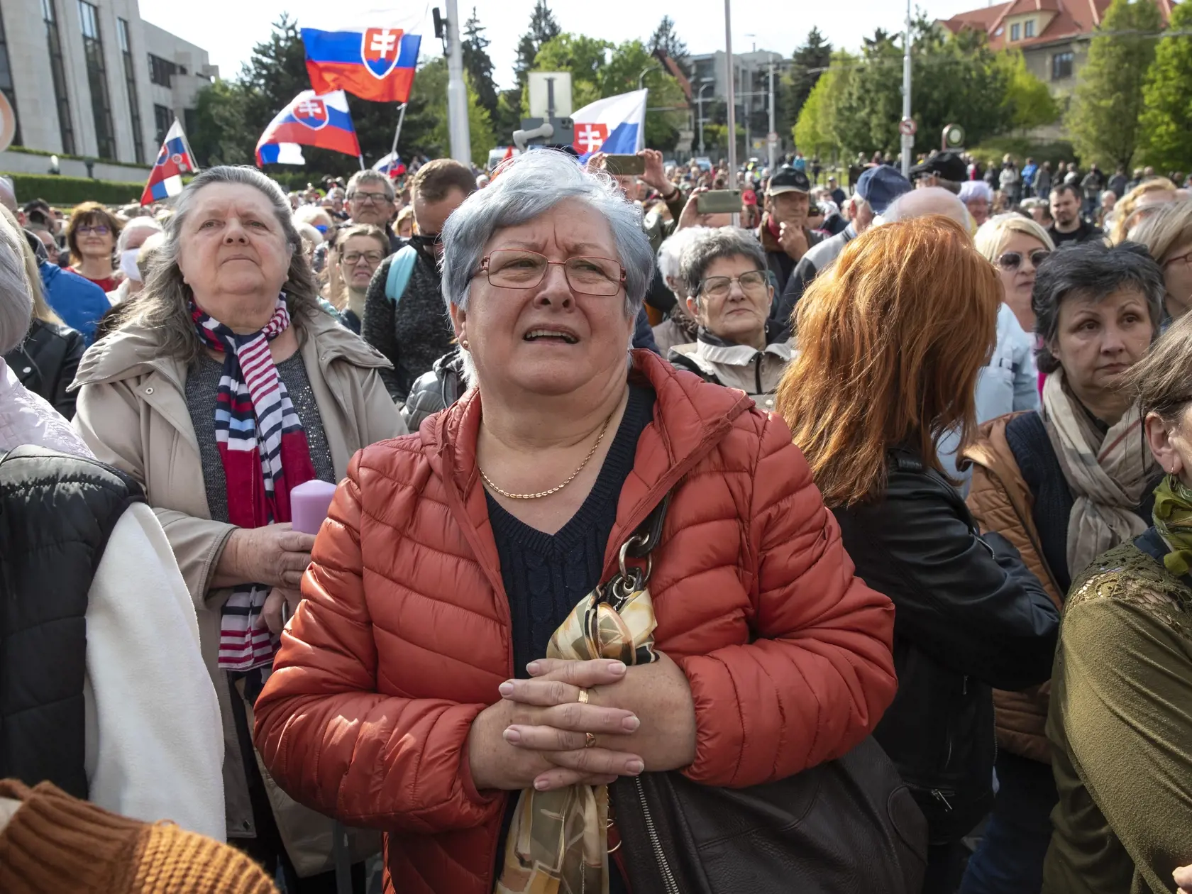 Protivládne protestné zhromaždenie prívržencov opozičnej parlamentnej strany Smer - Sociálna demokracia pred budovou Národnej rady Slovenskej republiky v Bratislave.