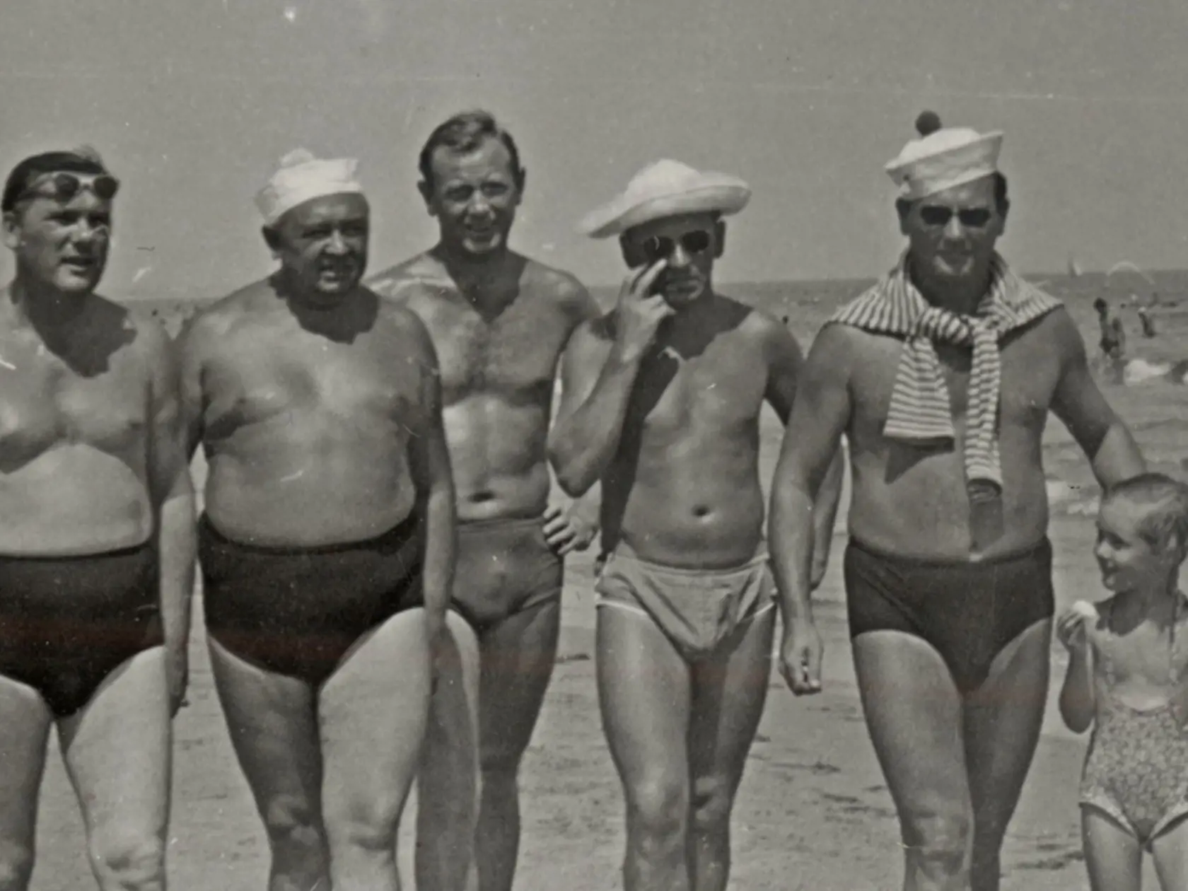 Spoločná dovolenka: V roku 1961 v rumunskom letovisku Mamaia oddychoval František Dibarbora, Karol Skovay, Karol Machata, Jozef Kroner a Branislav Koreň s dcérou Barborkou, zľava.